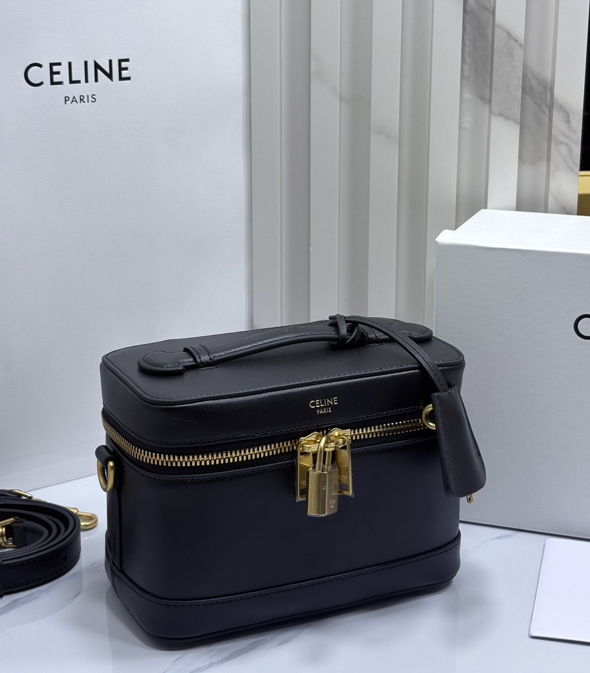 ORI หนังแท้ | CELINE VANITY BAG พลาดไม่ได้เลยกับคอลสุดคิ้ว กับกระเป๋าถือ/สะพายได้ทรงกล่อง ใช้สะพายได้ทุกวันอย่างคล่องตัวดีไซน์ใหม่สวยลาสสิค