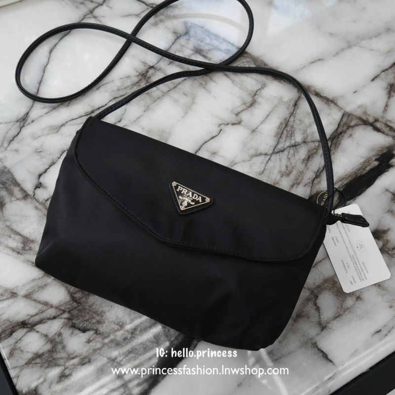 Best Price x Best Seller! จากงานพรีเมี่ยมกิ้ฟ จากเคาเตอร์ต่างประเทศ จากแบรนด์ PRADA ค่า เป็น กระเป๋าผ้าไนล่อน ตามแบบฉบับของแบรนด์เลย ใบนี้มีสายยาวให้คะ เลิศมาก สะพายเป็น shoulder bag ได้เลย ขนาดกำลังดีคะ ตัวกระเป๋าเบามาก ใส่มือถือได้ทุกรุ่น ใช้แล้วสวยมากๆ