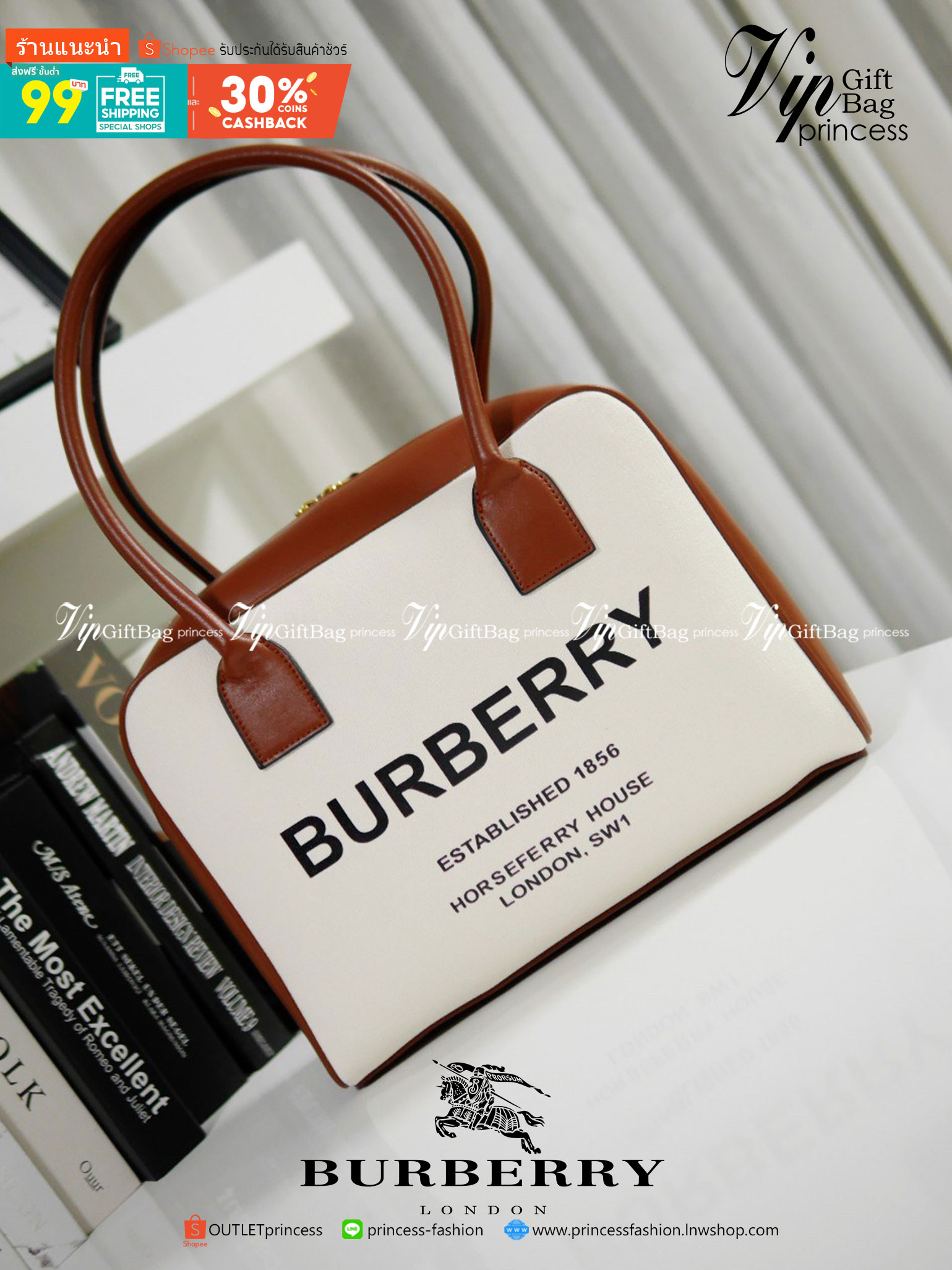 กระเป๋าทรงหมอน สวยสุดคลาสสิค BURBERRY BAG VIP GIFT WITH PURCHASE (GWP) พรีเมี่ยมกิ๊ฟ Limited Edition จากBURBERRY วัสดุผ้าแคนวาสสีขาวเรียบสวยมาก สกรีนโลโก้แบรนด์ด้านหน้า เปิดปิดด้วยซิปมีที่จับหนัง ด้านในใส่ของได้เยอะจุใจ ใส่ไอแพดมินิได้ค่ะ อะไหล่แบรนด์สีทอ