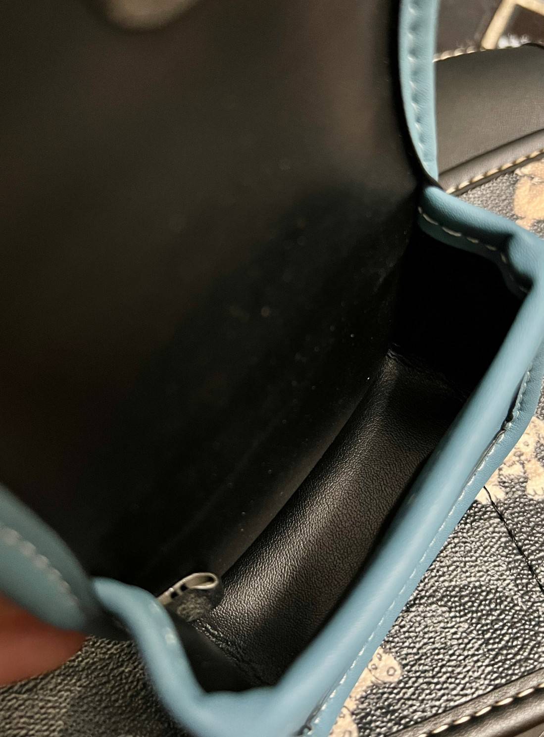 Coach Heritage Convertible Crossbody In Signature Canvas With Creature Print ((cc131)) 🐶 น่ารักขนาดนี้ ห้ามใจไม่ไหวเลยจ้า พร้อมส่ง! ยังไม่เข้าไทย ใหม่ก่อนใครค่ะ! หญิงก็ได้ชายก็ดี สำหรับรุ่นนี้ หนังแท้นิ่ม((หนังไม่แข็งทื่อๆ)) 🌟ทั้งใบปริ้นลา