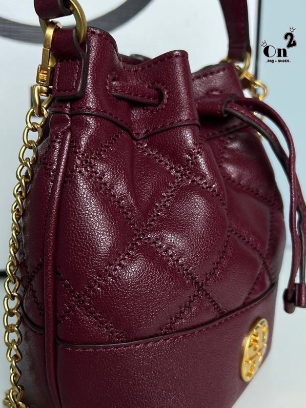 TORY BURCH WILLA MINI BUCKET BAG สุดปัง กระเป๋าสะพายทรงบัคเก็ต สวยผู้ดี โดดเด่นด้วยโลโก้สีทองดูหรู อัพลุคผู้ดี๊ผู้ดี วัสดุหนังแท้ ดีไซน์บุนวม เส้นคมดีเทลหรู เปิด-ปิดหนังรูดปากกระเป๋า มีหูหิ้วในตัว คล้องแขนเก๋ๆ ภายในเป็นช่องโล่ง มีช่องย่อย ใส่ของสำคัญจุกจิ