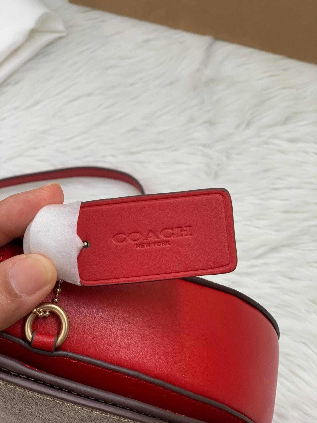 พร้อมส่งที่ไทยครบทั้ง6สีค่ะ 😘 Coach Ellen Crossbody In Signature ((C1432)) กระเป๋าทรงฮาฟมูนรูปทรงคลาสสิก ออกแบบให้มีลักษณะโค้งมน ไม่ดูเป็นทรงแข็งจนเกินไป ดีไซน์และสีของกระเป๋ายังเรียบง่าย เข้าได้กับทุกชุด สะพายครอสบอดี้ร์//สะพายข้าง หรือถือแบบคลัท