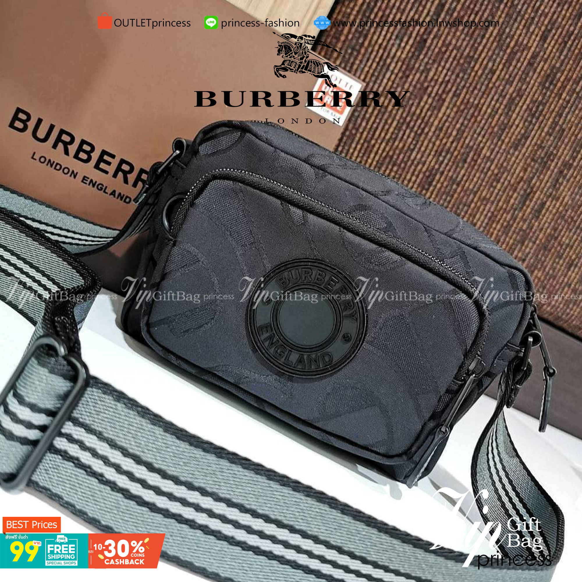 BURBERRY FRAGRANCES MONOGRAM CROSSBODY BAG VIP GIFT WITH PURCHASE (GWP) พรีเมี่ยมกิ๊ฟ Limited จากน้ำหอม BURBERRY 100% POLYAMIDE (Nylon & Canvas) ลาย Monogram น้ำหนักเบา มีโลโก้ด้านหน้าเปิดปิดด้วยซิปหัวซิปแบรนด์ ด้านหน้ามีช่องซิป ด้านหลังมีช่องใส่ของ ภายใน