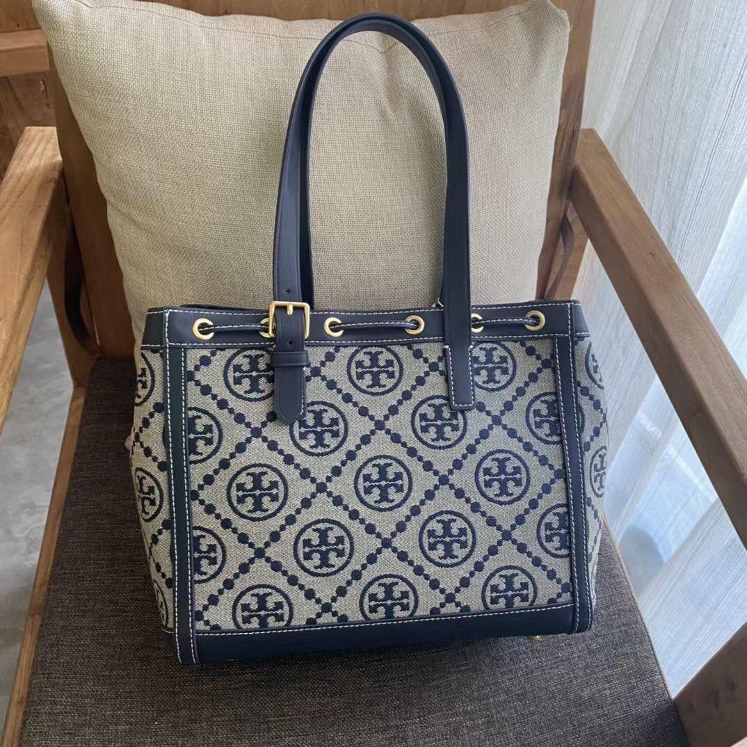 OUTLET Tory Burch T- Monogram Jacquard Small Tote กระเป๋าถือหรือสะพายไหล่ วัสดุ Canvas ปักษ์ลายแบรนด์ อะไหล่ทองสวยหรู น้ำหนักเบา
