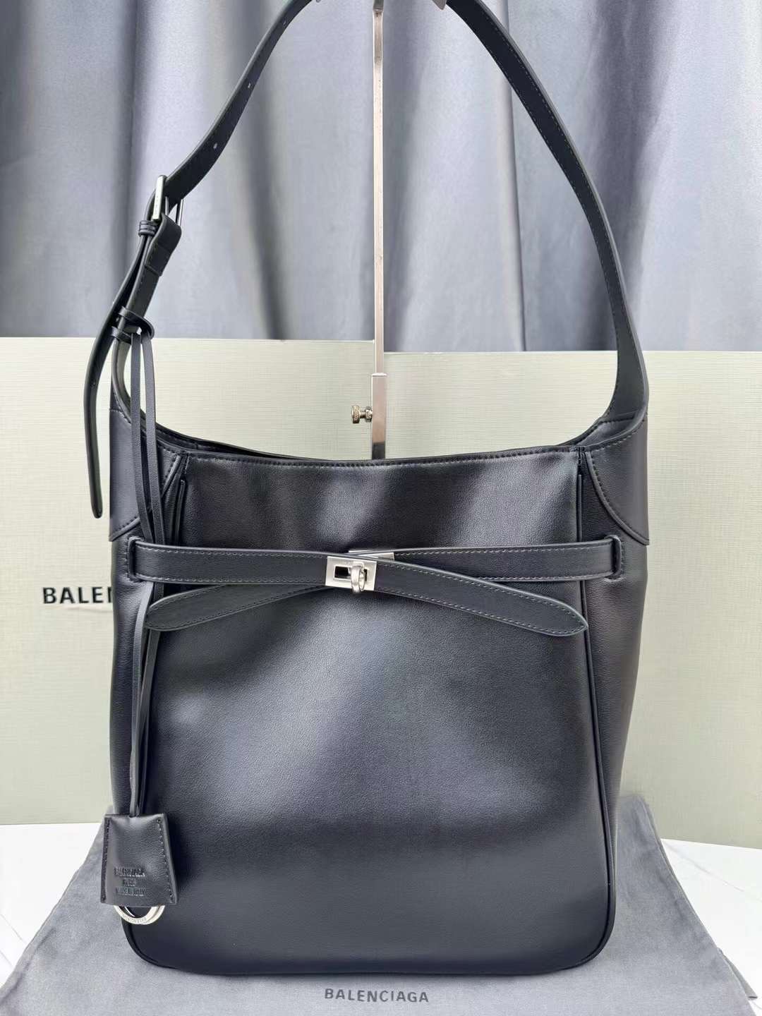 Balenciaga Tote Leather Shoulder Bag กระเป๋าสะพายไหล่ทรงโท้ทดีไซน์สวยเลิศ!! ไม่ซ้ำ เอกลักษณ์ที่โดดเด่นด้วยรูปทรงใช้งานง่าย
