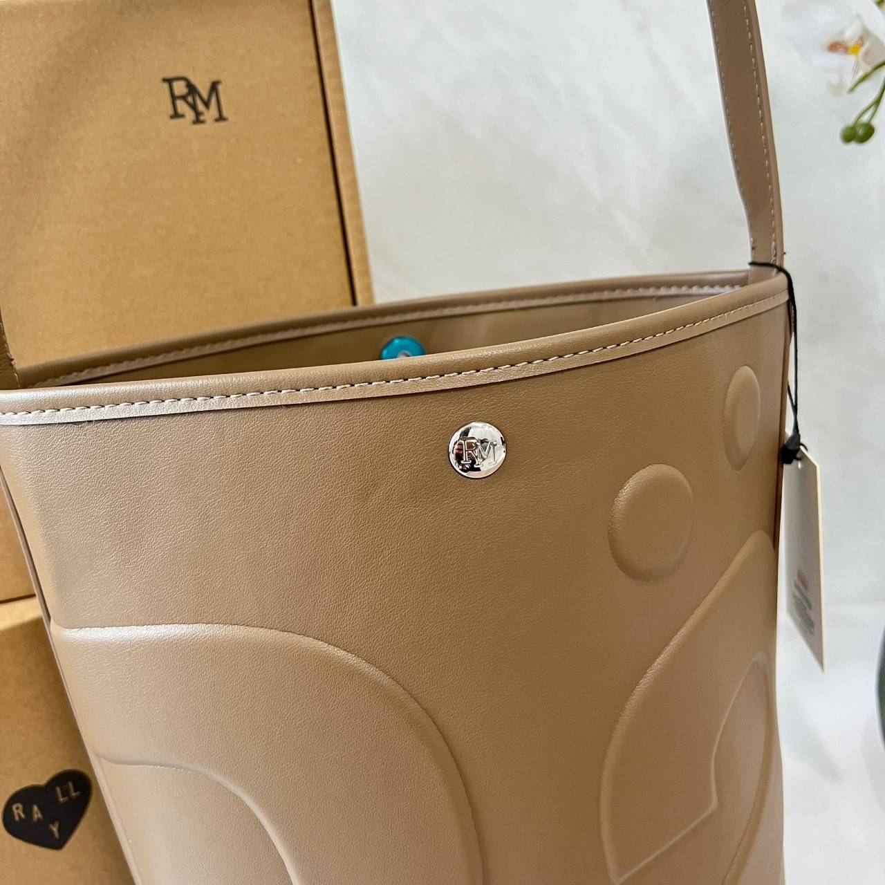 Rally The Bag Whisper กระเป๋าทรงบัคเก็ตงานหนังรุ่นใหม่ ฮอทติดลมบน มาแรงสะพายกันทั่วบ้านทั่วเมือง สายแบกสายขนห้ามพลาดจุของได้เยอะ รุ่นหนังผิวสัมผัสนิ่มมือ ทนทาน