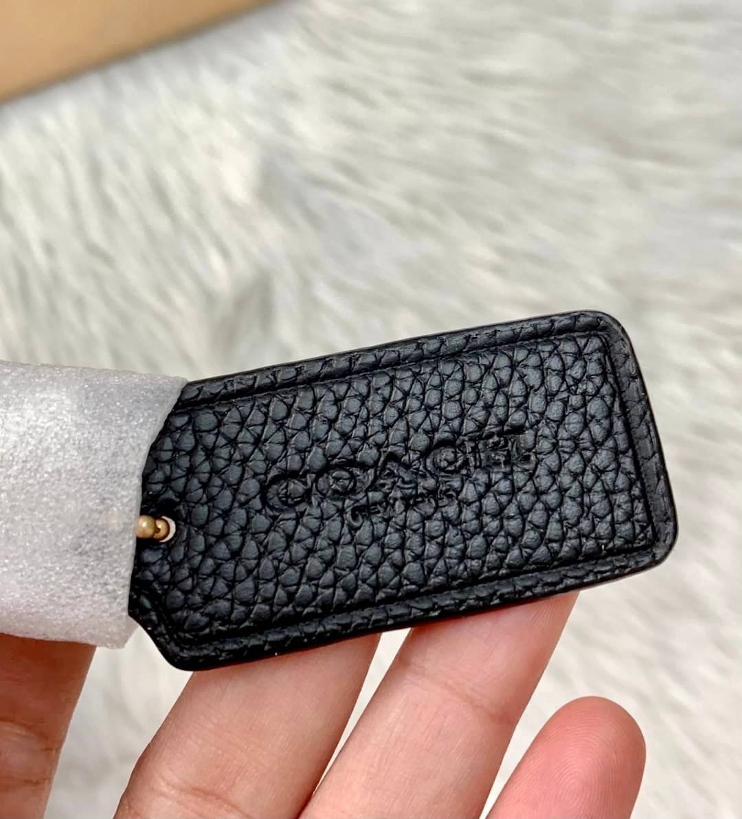 COACH SMALL MARLON SHOULDER BAG ((1600//1597)) 🌈พร้อมส่งที่ไทยอีกครั้ง ตามคำเรียกร้อง ห้ามพลาด! กระเป๋าหิ้ว//คล้องไหล่//สะพายข้างได้ หนังแท้ ทรงสวยมากค่ะ ด้านหน้ามีช่องซิปซ่อนแบบหนังห้อยให้2ช่อง ใส่ของจุกจิกค่ะ เปิดปิดกระเป๋าแบบซิป ภายในกว้างใส่ขอ