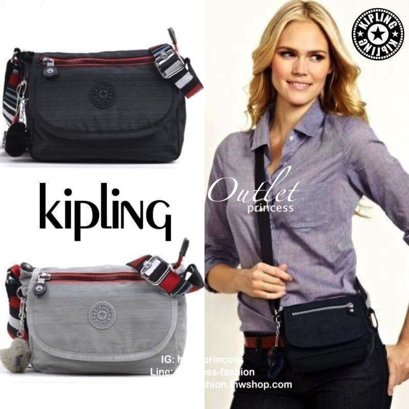 KIPLING SABIAN CROSSBODY BAG กระเป๋าสะพายรุ่นชนช็อปวัสดุ Nylon&Polyester 100% ขนาดกำลังน่ารัก เปิดปิดด้วยฝาปิดกระดุมแม่เหล็กและซิปแบรนด์ ด้านหน้ามี1ช่องซิป พร้อมพวงกุญเเจลิงน้อย ภายในมีโลโก้ ช่องซิปและสายคล้องพวงกุญแจ มีสายสะพายยาวหลากสีเลื่อนปรับระดับได้