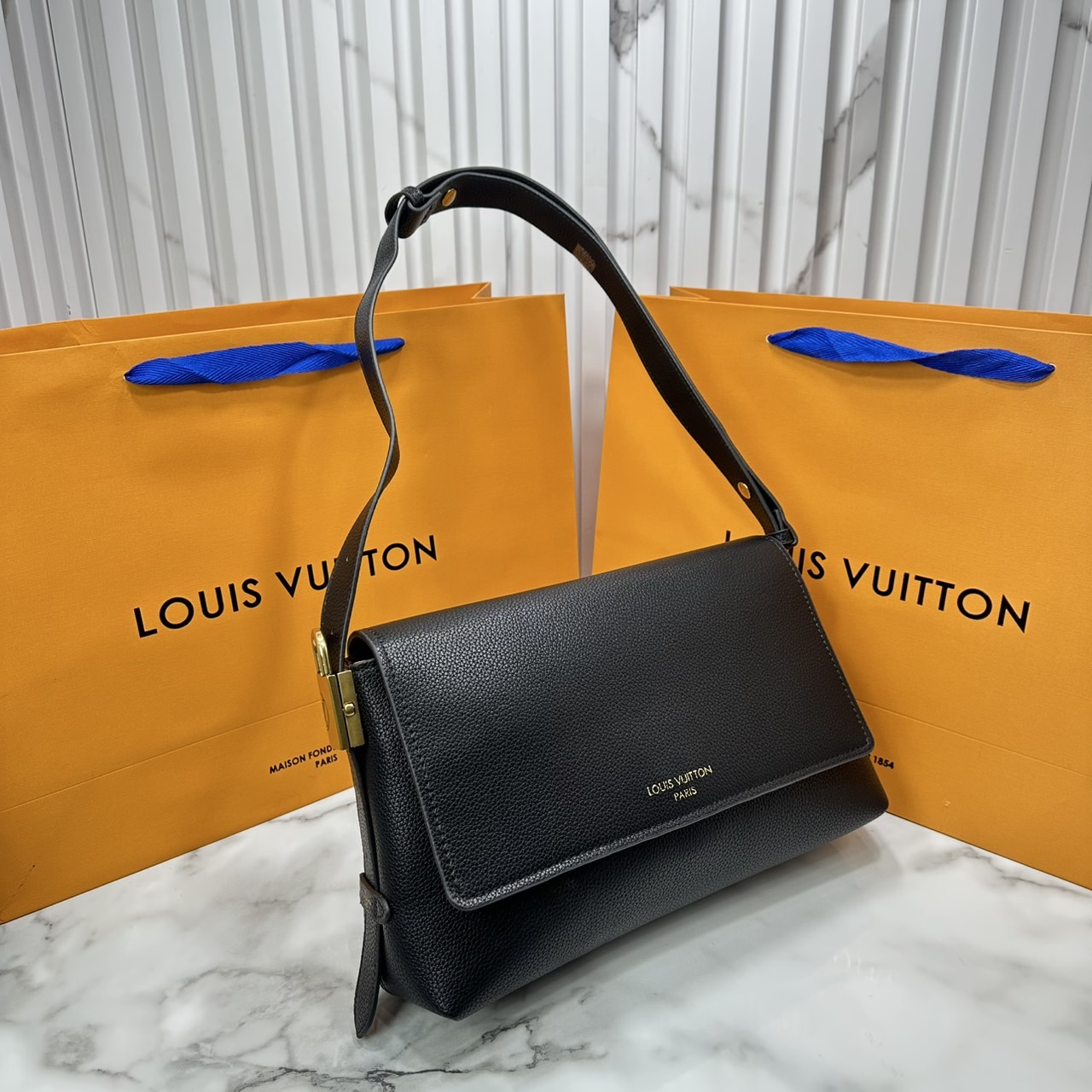 ORI หนังแท้ | LV Low Key Messenger Bag กระเป๋าสะพายทรงแมสเซ็นเจอร์ รูปทรงใหม่ สไตล์เรียบง่ายแต่หรูหรา ตกแต่งด้วยแม่กุญแจสีทองวินเทจ พร้อมใบลูกลายโมโนแกรมเพิ่มฟังชั่นการใช้งาน