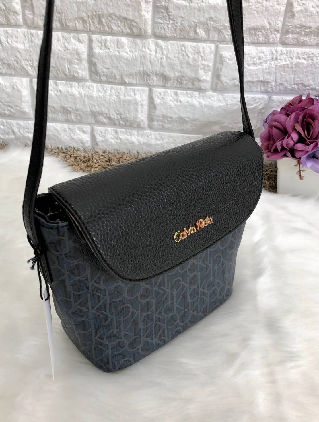 CALVIN KLEIN CROSSBODY BAG กระเป๋าสะพาย cross body วัสดุหนังผสมสัมผัสนิ่ม ขนาดกระทัดรัด ตัวกระเป๋าลายแบรนด์ทั้งใบ ฝาปิดมีโลโก้แบรนด์ เปิดออกมามีซิปปิดปากกระเป๋า ภายในโล่ง สามารถใส่ กปต.ใบขนาดปกติได้ มือถือได้ทุกรุ่น มีช่องเล็กให้ใส่ของจุกจิก พร้อมสายสะพาย