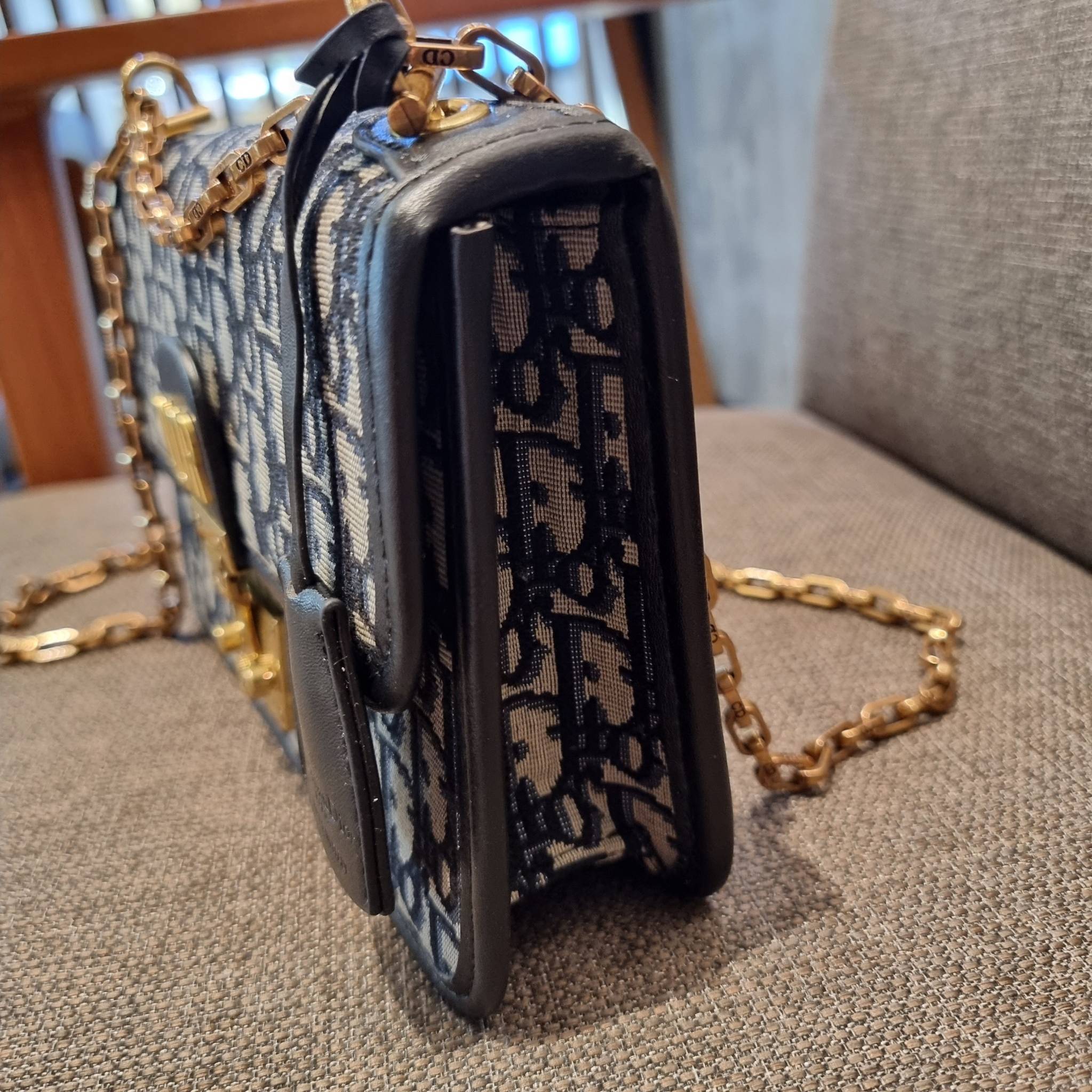 DIOR CD ADDICT FLAP BAG กระเป๋าสะพายดีไซน์คลาสสิค สวยผู้ดี โดดเด่นด้วยโลโก้และอะไหล่ตัวล็อคสีทอง เพิ่มดีเทลความหรูขึ้นไปอีก วัสดุผ้าแคนวาสทอลวดลายเอกลักษณ์ ภายในเป็นช่องโล่ง มีช่องซิป สายสะพายโซ่ในตัว ปรับใช้ได้ 2 แบบ สะพายข้าง หรือสะพายโซ่คู่ที่ไหล่ก็สะด