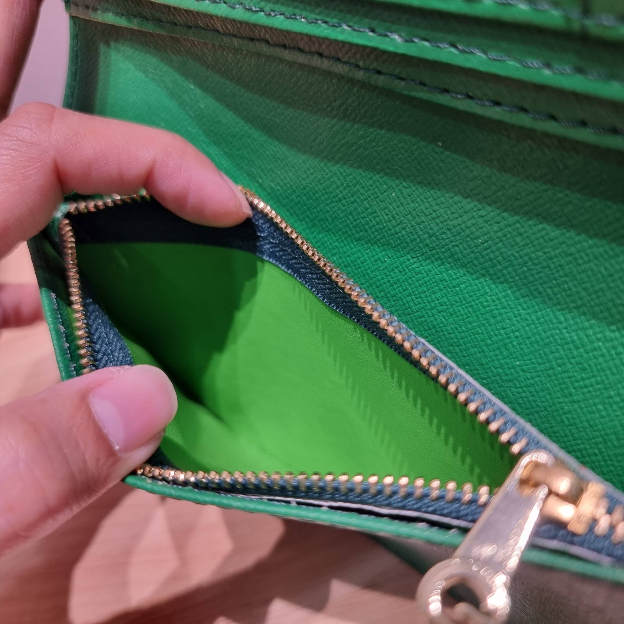 Goyard Bi Fold Long Wallet / GOYARD FLAP WALLET / Goyard Long Wallet กระเป๋าสตางค์ใบยาว รุ่น unisex ที่ใช้ได้ทั้งหนุ่มๆและสาวๆ ไอเท็มนี้ตอบโจทย์สำหรับคนที่ชอบเก็บบัตรเยอะๆ