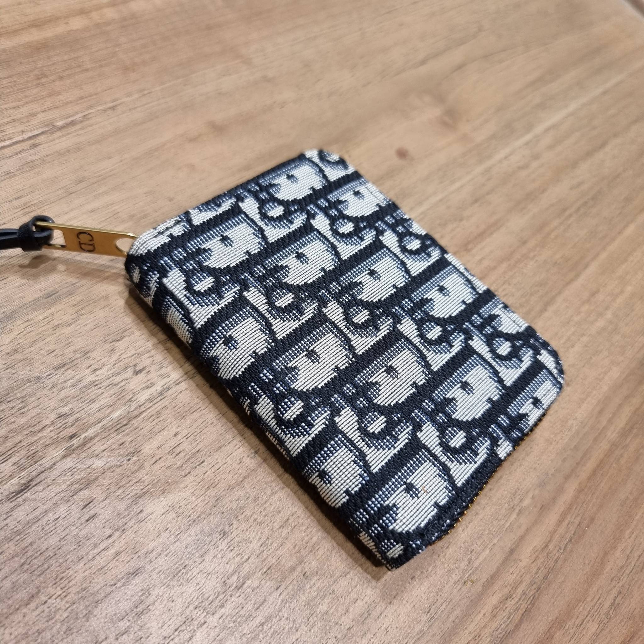 VIP 】CD ZIP AROUND SHORT WALLET WITH GWP กระเป๋าสตางค์ใบสั้นซิปรอบ พรีเมี่ยมกิ๊ฟจากเคาน์เตอร์ วัสดุผ้าแคนวาสปักลาย สลับหนังแท้ภายใน ดีไซน์เรียบหรู ผู้ดีที่สุด!! ภายในมีช่องใส่บัตร ใส่ธนบัตรได้ (แบบพับ) หรือจะพกไว้ใส่เหรียญ สะดวกใช้มากๆ มาพร้อม box set ในร