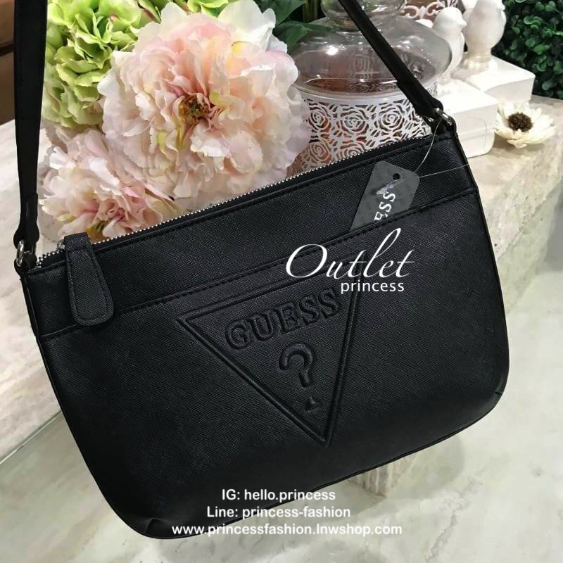 GUESS CROSSBODY BAG กระเป๋าสะพายรุ่นยอดนิยมจาก GUESS FACTORY วัสดุหนัง Saffiano อยู่ทรงสวยด้านหน้ามีโลโก้แบรนด์โดดเด่น มีช่องหน้า1ช่อง ขนาดกำลังดี น้ำหนักเบา เปิดปิดด้วยซิปสะดวกใช้ ภายในมีโลโก้ ซับในลายแบรนด์ รุ่นนี้ใส่กระเป๋าสตางค์ มือถือ ของใช้ได้เยอะค่