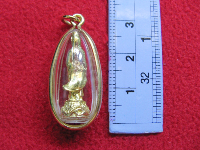 จี้องค์เจ้าแม่กวนอิมปางถือดอกบัวโปรยน้ำทิพย์เนื้อทองเหลืองเลี่ยมทองไมครอนพร้อมใบคาถาค่ะ