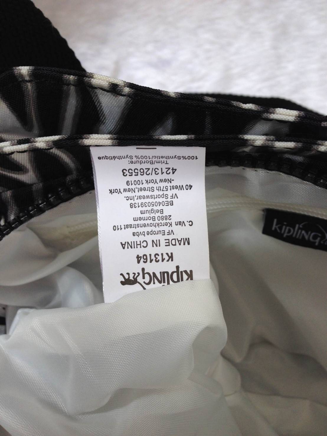 KIpling Felix Large Handbag Bag กระเป๋าถือหรือสะพายสไตล์ลำลองวัสดุ Nylon + Polyester 100% น้ำหนักเบามีหูหิ้วเเละสายสะพายยาวเลื่อนปรับระดับได้ถอดได้ เปิดปิดด้วยซิปสะดวกใช้ โลโก้เเบรนด์ มีช่องแบ่งถึง3ช่องเเยกเป็นสัดส่วน ด้านหน้าและด้านหลังมีช่องใส่ของเปิดปิ