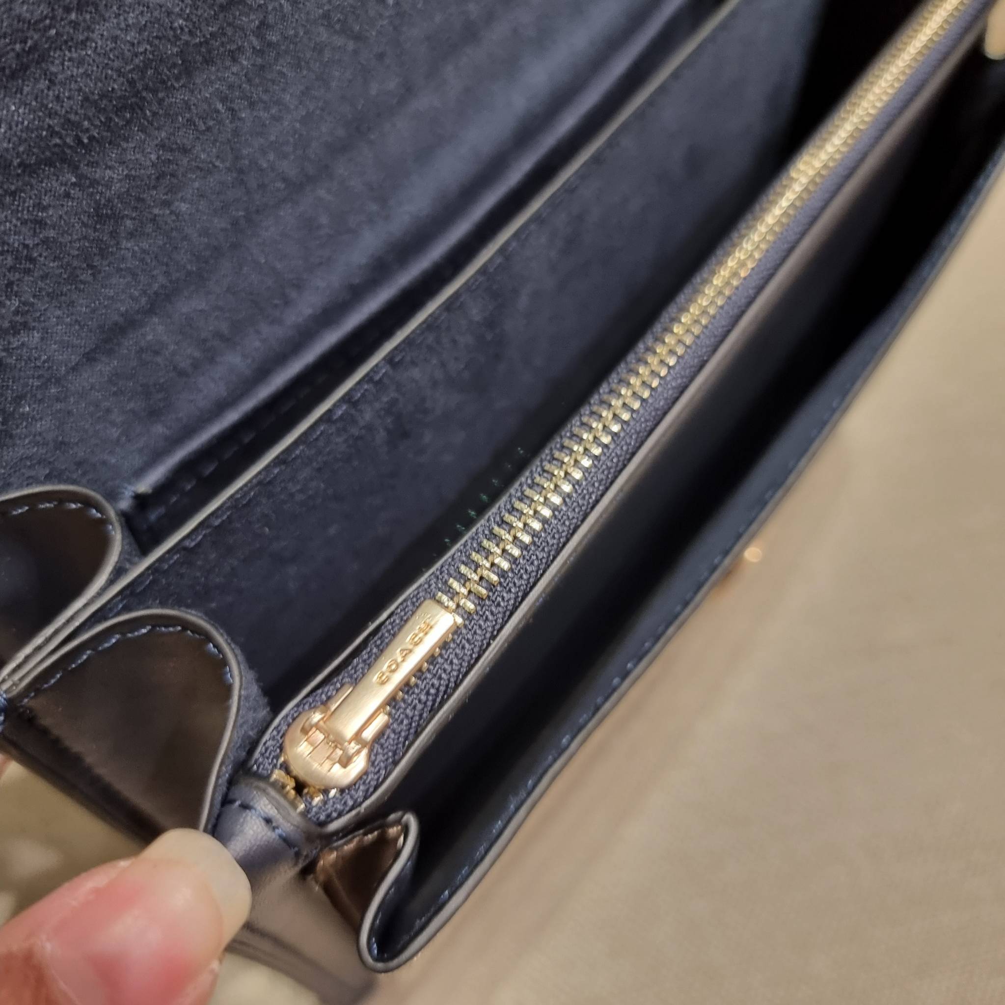 COACH C9230 KLARE CROSSBODY IN SIGNATURE CANVAS WITH FLORAL EMBROIDERY น้องใหม่คอลล่าสุด กับกระเป๋าสะพายข้าง โทนสีละมุนลูกคุณหนู ดีไซน์ปักดอกไม้เพิ่มลูกเล่น ให้ดูแพง วัสดุผนังแคนวาสสลับหนังแท้ สายสะพายโซ่สลับหนัง สะพายยังไงก็ขับผิว เปิด-ปิดด้วยกระดุมแม่เห