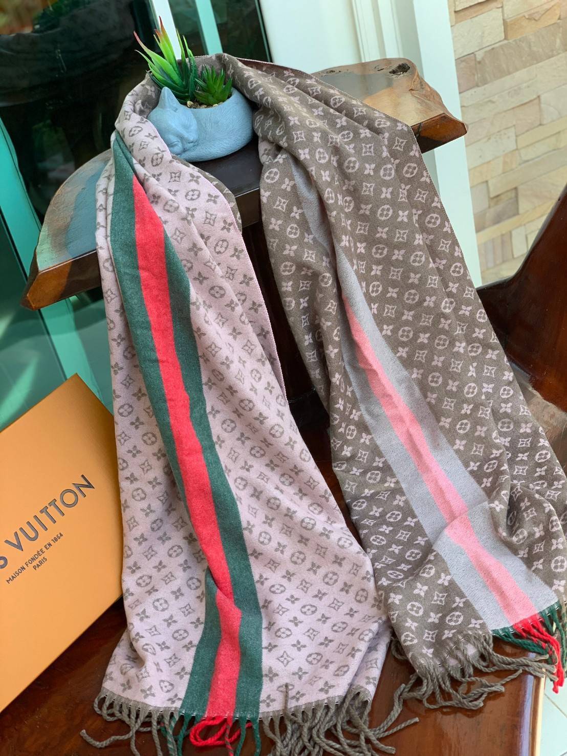 Louis Vuitton Women’s Scarves Accessories Scarf อีกหนึ่งแบรนด์ดังจากปารีส ด้วยงานพรีเมี่ยมกิ้ฟสีพาสเทล เพื่อส่งมอบความรู้สึกดีๆให้กับคนที่คุณรัก ในรูปแบบผ้าพันคอและผ้าคุมไหล่ผืนใหญ่ให้ความอบอุ่น ถักทอด้วยผ้าcashmere ผ้าเนื้อดี สัมผัสนุ่มมือ ทอลายในตัว สีแ