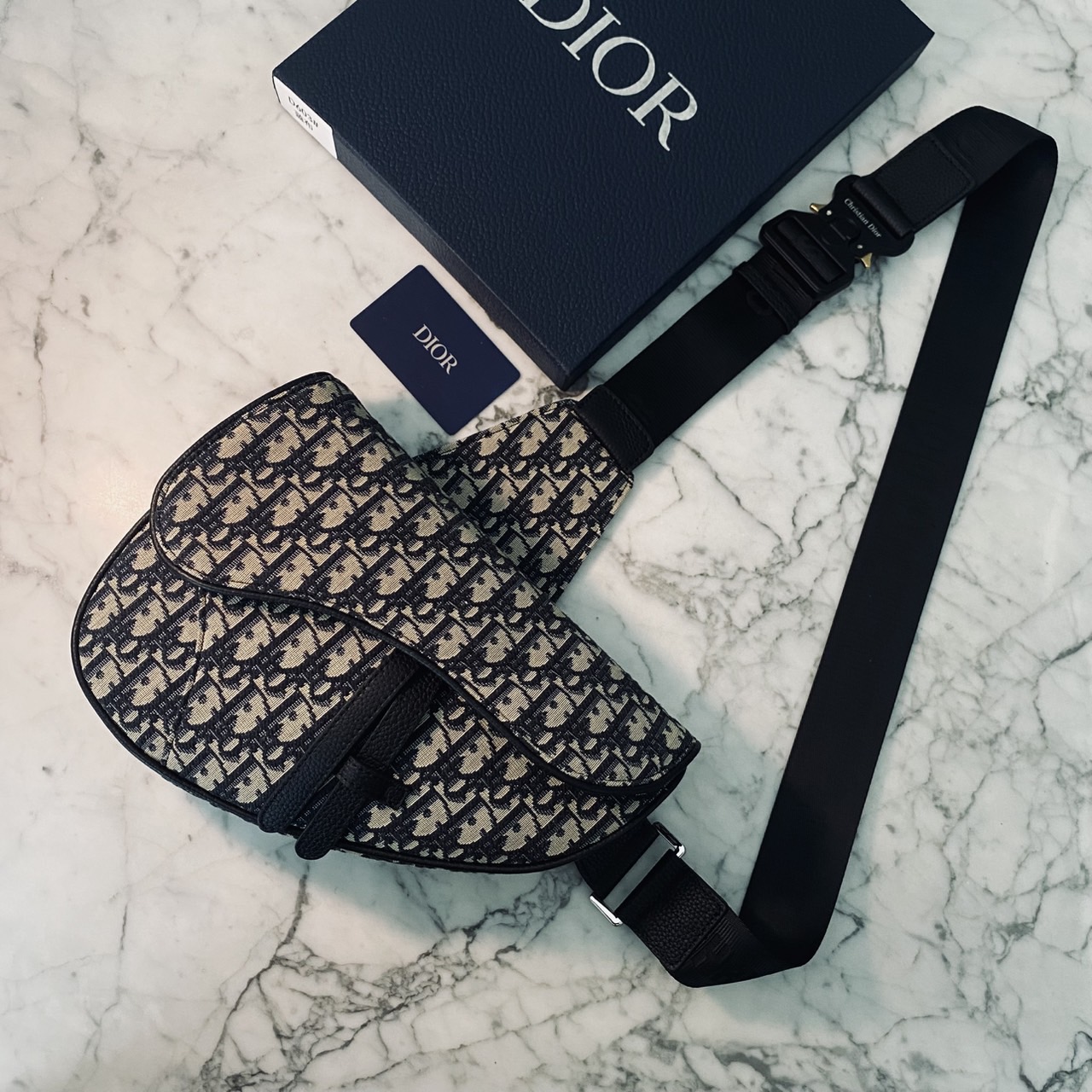 DIOR Saddle bag Oblique jacquard fabric in beige and black กระเป๋าคาดอกดิออร์ รุ่นยอดนิยมที่หนุ่มๆ ใช้งานได้แบบคุ้มๆ ดีไซส์สวยคมเรียบหรูตามแบบฉบับแบรนด์