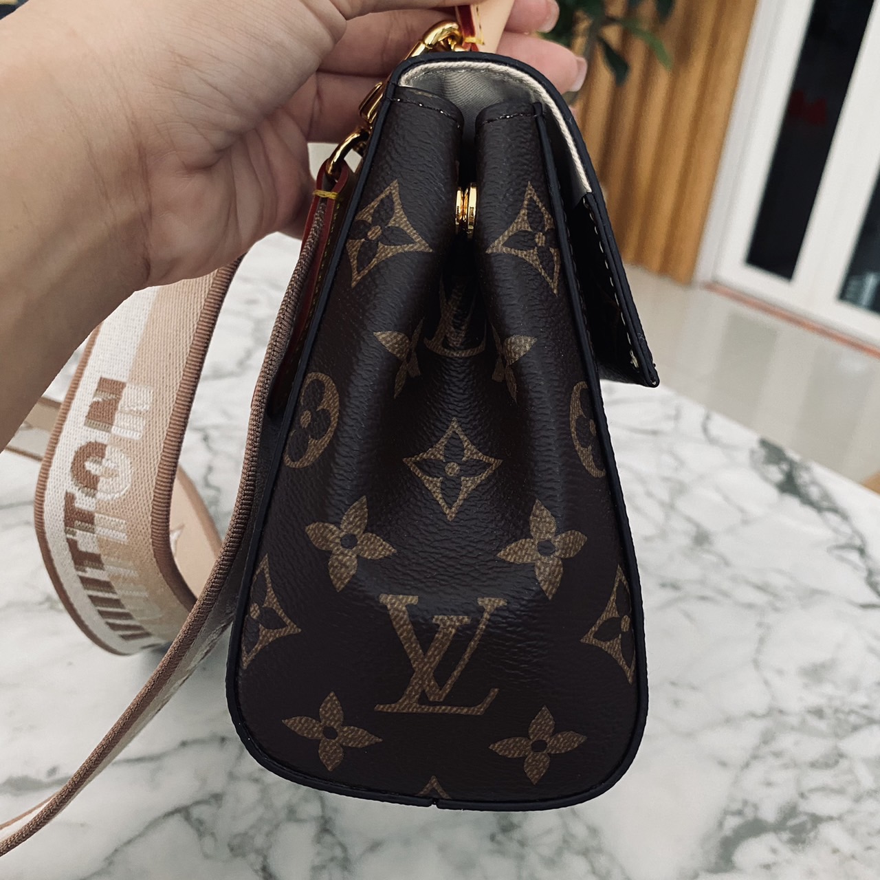 LV Cluny Mini Monogram Canvas Bag 20cm กระเป๋าถือใบเล็กแสนน่ารัก ลายโมโนแกรมแคนวาสสุดไอคอนิก พร้อมสายสะพายผ้าทรงสปอร์ต คอลขายดีตลอดกาล หูจับในตัว น้ำหนักเบา เป็นไอเท็มที่แมทช์ได้กับทุกสไตล์การแต่งตัว ราคาสุดคุ้ม