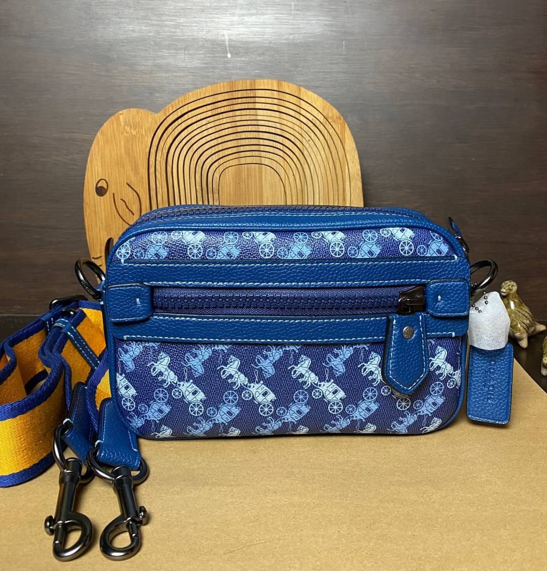 COACH ACADEMY CROSSBODY WITH HORSE AND CARRIAGE PRINT (COACH 89084) ผ้าใบเคลือบพิมพ์ลายและหนังกรวดขัดเงา ภายในกระเป๋ามัลติฟังก์ชั่น| ปิดด้วยซิป ซับในผ้า ด้านนอกมีซิปและกระเป๋าสลิป สายสะพายถอดได้