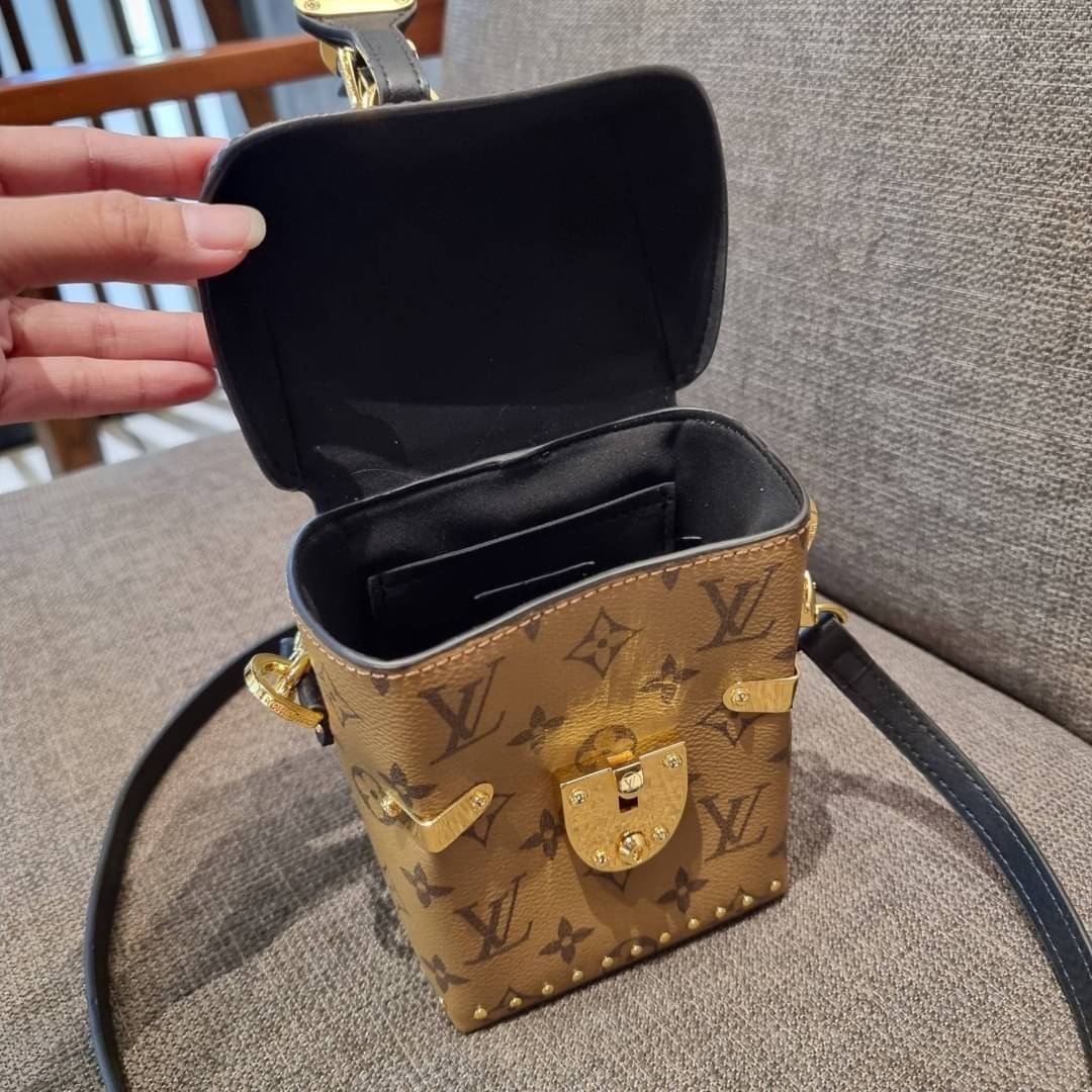 LV CROSSBODY BOX BAG / LV Reverse Monogram Camera Box Bag กระเป๋าถือ/สะพายวีไอพีพรีเมี่ยม สวยหรูทุกมุม ตกแต่งเพิ่มดีเทลด้วยหมุด วัสดุหนังแคนวาสคุณภาพ เปิดปิดด้วยตัวบีบล็อค แน่นหนา มีหูจับในตัว และสายสะพายข้างมาให้ ภายในเป็นช่องโล่ง ใส่มือถือได้ทุกรุ่น มาพ