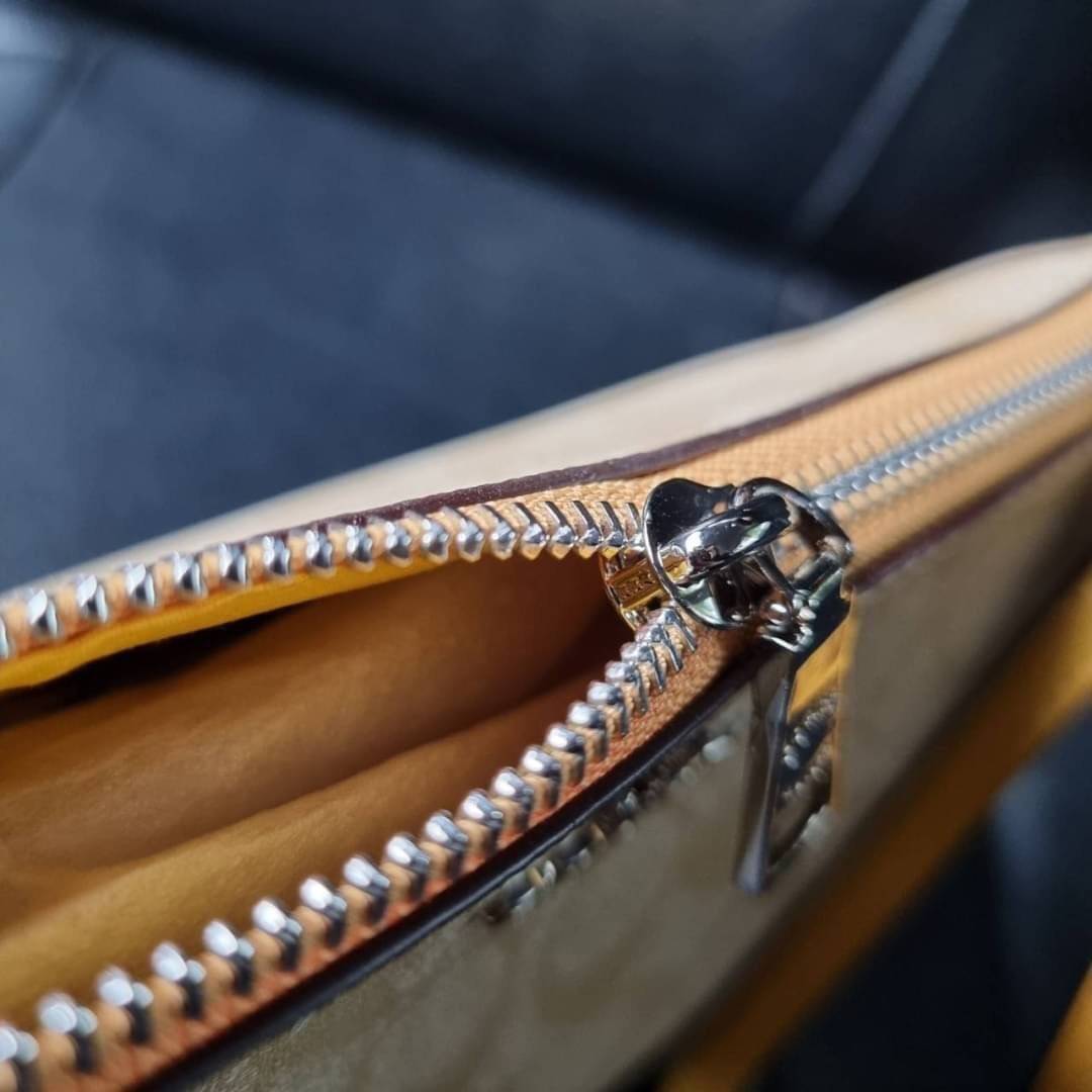 COACH F58321 TOP HANDLE POUCH อีกรุ่นฆ่าไม่ตาย!! 😎 ขายดีขายหมด ขายรวยขายปังๆ!! กระเป๋าพอชจากโค้ช ทรงใช้งานง่าย สะดวก กะทัดรัด วัสดุหนังแคนวาสเคลือบคุณภาพดี มาพร้อมสายคล้องในตัว และสายสะพาย crossbody ปรับเปลี่ยนได้ตามสไตล์ อีกหนึ่งไอเท็มที่สาวๆต้อง