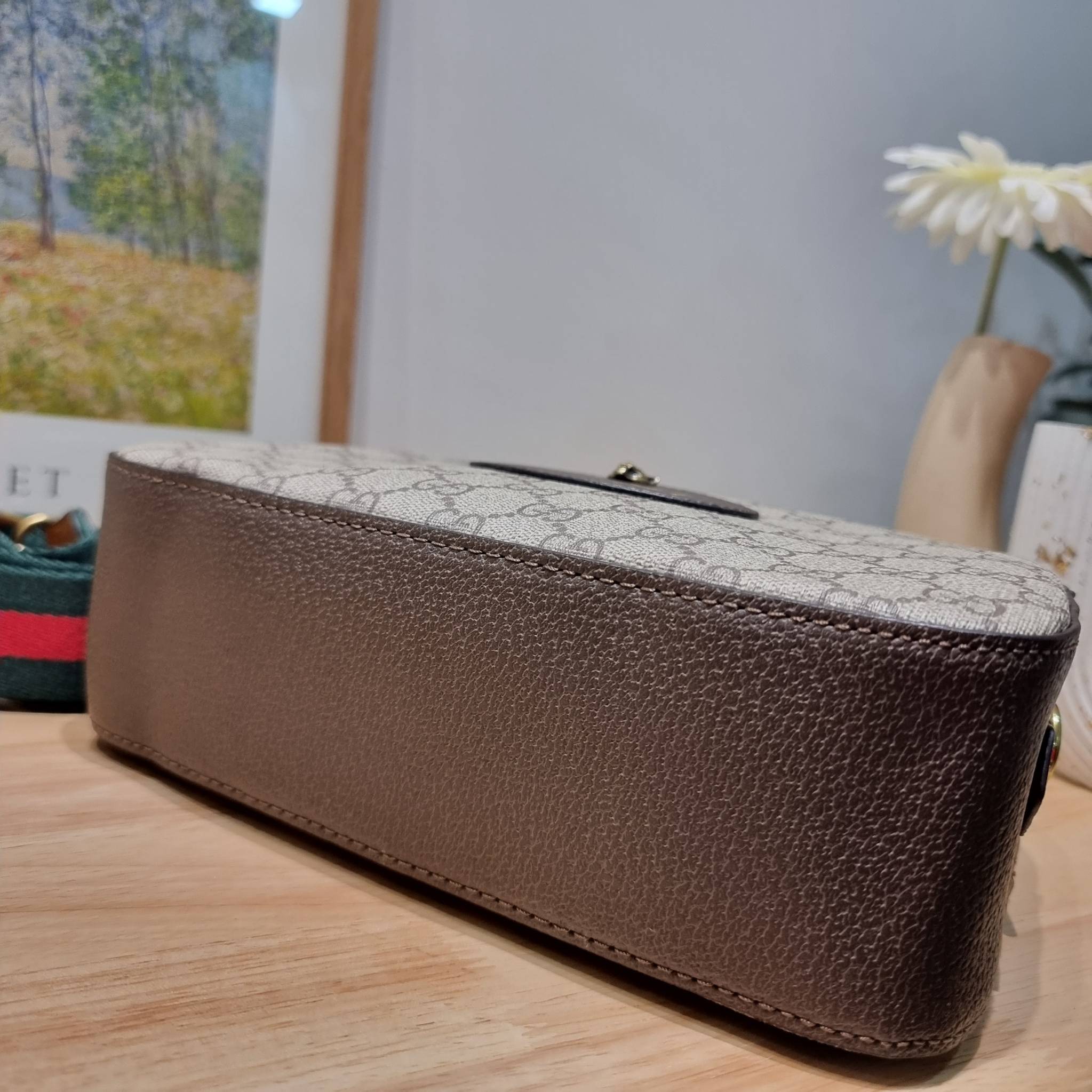 GUCCI NEO VINTAGE GG SUPREME MESSENGER BAG / GG neo vintage crossbody bag พร้อมส่ง กระเป๋าสะพายข้างตัวท็อปฮิต ทรงสวย ใช้งานง่าย โดดเด่นตรงสายสะพายสีสดใสเป็นเอกลักษณ์