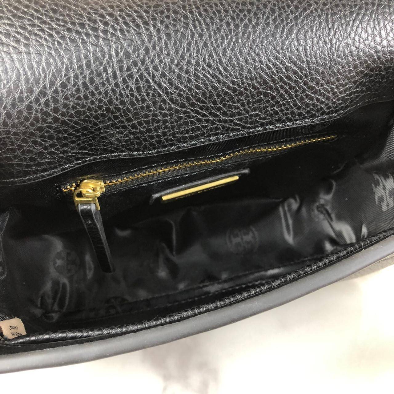 ของแท้ 💯% กระเป๋าสะพาย TORY BURCH มาพร้อมสายสะพายโซ่ มีหนังรองบ่าค่ะ เปิด - ปิดกระเป๋าด้วยกระดุมแม่เหล็กแบบซ่อน