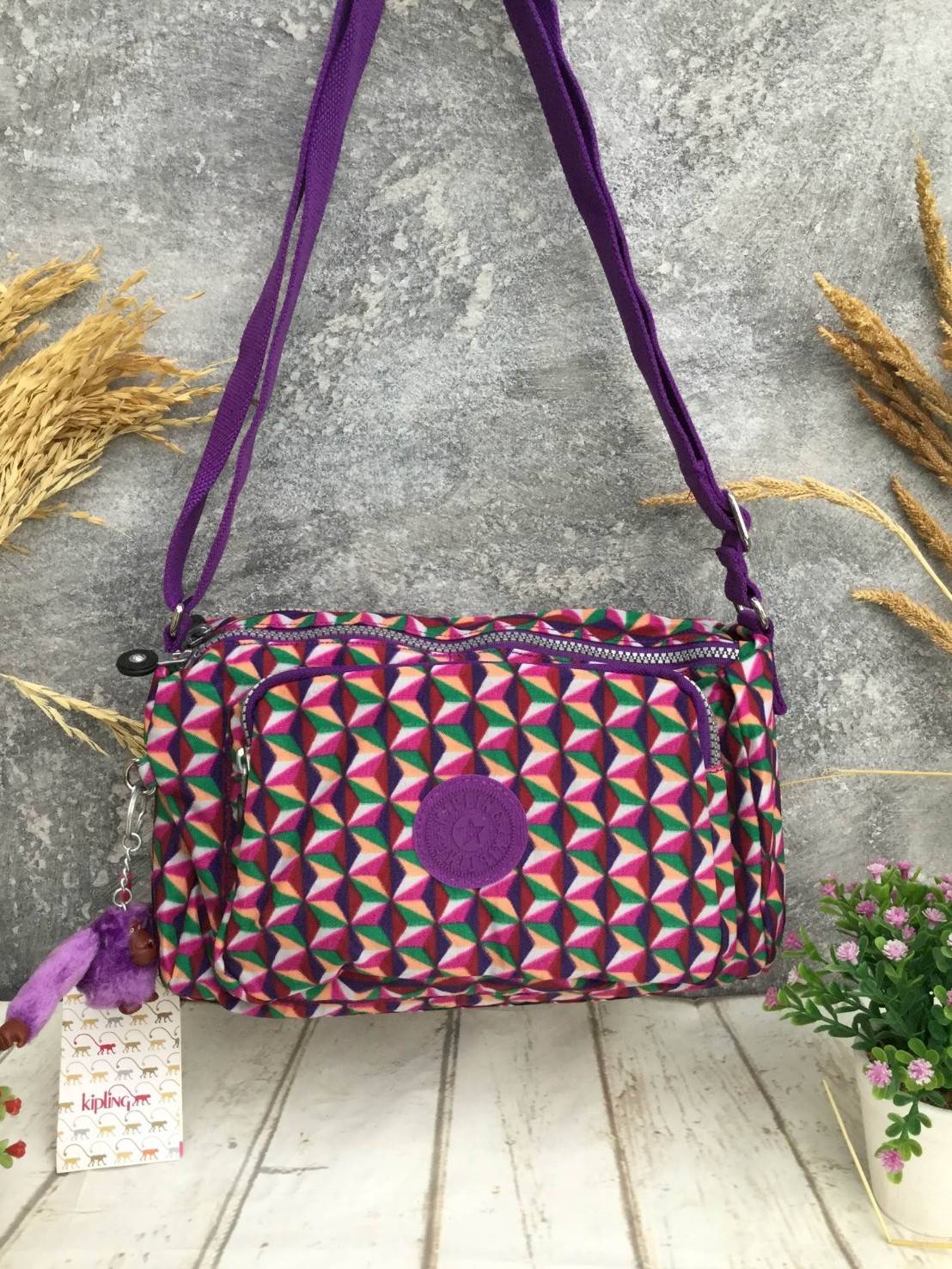 กระเป๋าสะพาย KIPLING รุ่น Reth วัสดุไนล่อนคุณภาพดี มาพร้อมดีไซน์ทันสมัย และสามารถใช้งานได้อย่างดี เข้ากับทุกการแต่งตัว โดดเด่นด้วยพื้นที่ภายในและช่องต่างๆ ที่ให้คุณจัดเก็บของสำคัญได้ครบถ้วน ไม่ว่าจะเป็นมือถือ ปากกา หรือไอเท็มจำเป็นของคุณ สายสามารถปรับและถ