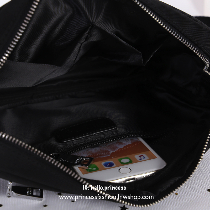 Prada messenger bag สินค้า Premium gift messenger bag วัสดุ nylon เนื้อหนาอย่างดี อะไหล่เงิน สวย ดูดี สไตล์ Prada เลยค่ะ สายยาวสามารถปรับได้ (ถอดไม่ได้) ตัวสายพิมพ์ลายแบรนด์ เรียบหรูมาก จะสะพายไหล่ หรือสะพายข้างก็ได้ทั้งนั้นเลยค่า จุของได้เยอะพอประมาณเลย 