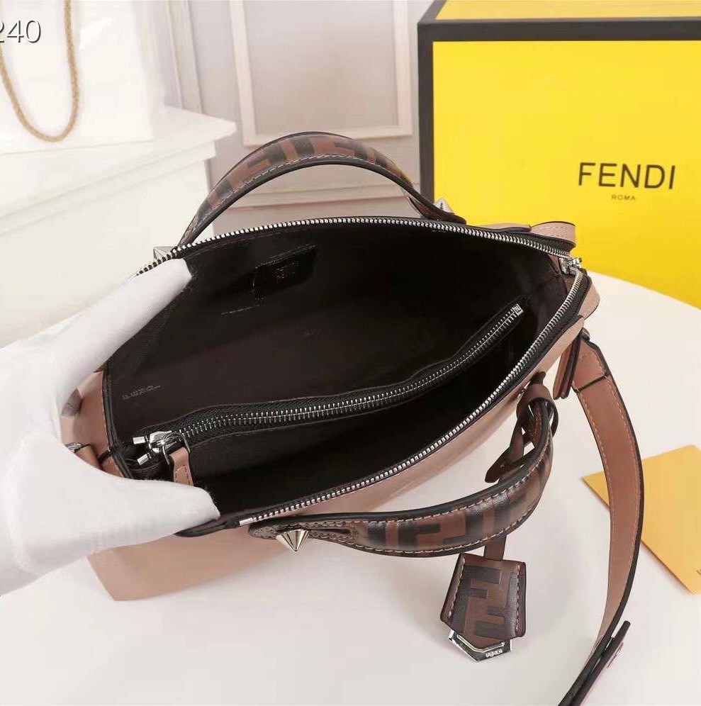 FENDI by the way small เกรดออริจินอล กระเป๋าถือ/สะพายข้างทรงหมอน รุ่นตามหา วัสดุหนังสวย มาพร้อมสายสะพายถอดออกได้ ใช้วันไหนๆกับชุดไหนๆได้หมดเลยทีเดียว อีกหนึ่งรุ่นที่ต้องแนะนำนะคะ