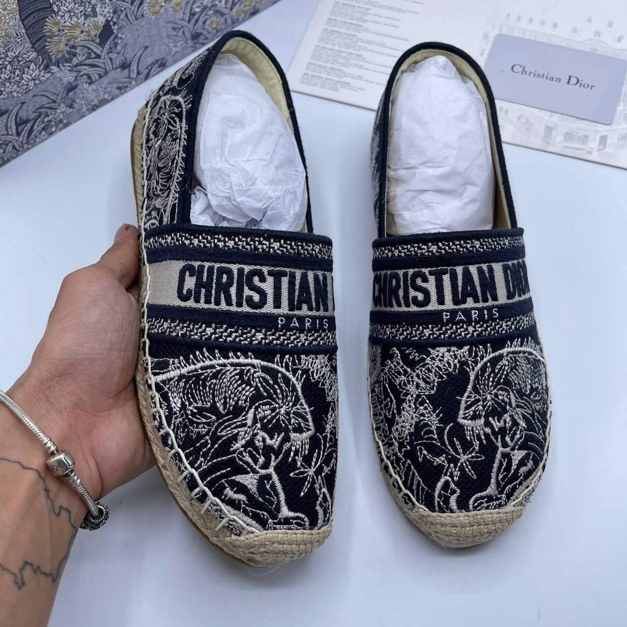 DIOR GRANVILLE ESPADRILLE SS21 Oblique Embroidered Cotton รองเท้าที่เป็นเอกลักษณ์ ที่สุดแห่งความหรูหราที่ใช้งานได้ทุกวัน ตัดเย็บจากผ้าฝ้ายปักลาย ประดับด้วยรายละเอียดสวยงาม งานเกรดออริจินอล 1:1 เหมือนที่สุด มีเลข Code ภาพสินค้าถ่ายจากงานขายจริง ไม่โป๊ะแตกแ