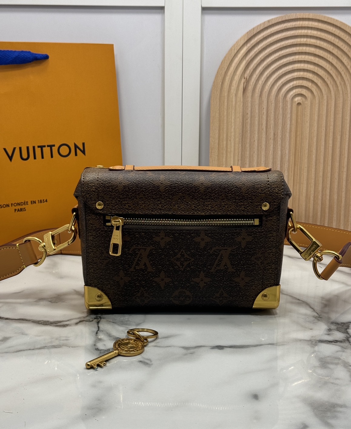 LV Soul Trunk Monogram Dust coated canvas Bag กระเป๋าสะพายทรงกล่องสีน้ำตาลคลาสสิก รุ่นใหม่สุดไอคอนิก ลายโมโนแกรมสวยงาม สะพายข้างชิคๆ พร้อมตอบรับได้ทุกลุค ทุกสไตล์ไปเลยจ้า