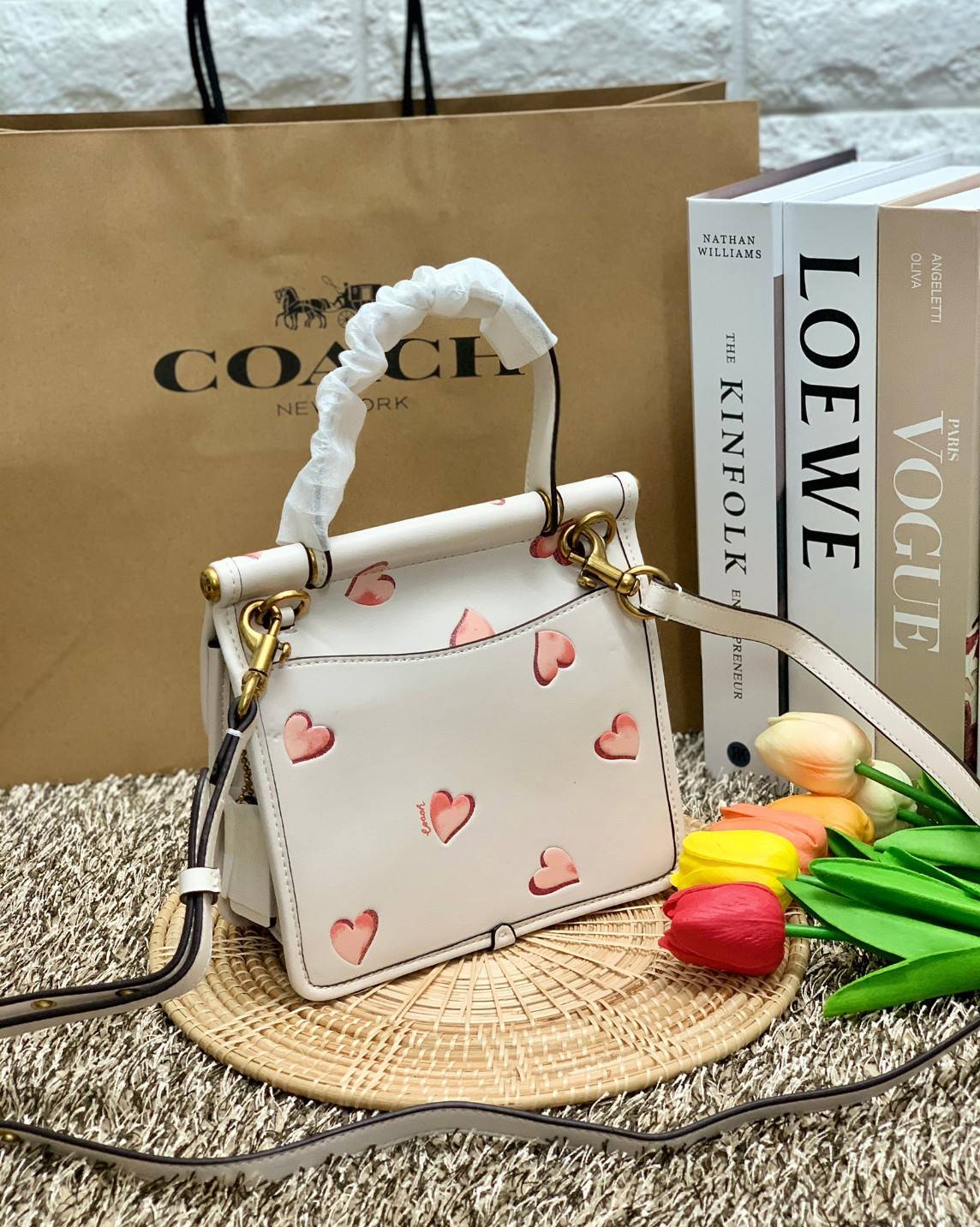 COACH LIMITED EDITION WILLIS TOP HANDLE 18 WITH HEART PRINT ((c3919)) พร้อมส่งที่ไทย ได้ไปหลงรักแน่นอนค่ะ! กระเป๋าหิ้วหรือสะพายข้าง หนังแท้นิ่มสวยงาม ❤️จุดเด่นคือตัวกระเป๋าปริ้นลายหัวใจทั้งใบ ดูหวานน่ารักมากๆค่ะ เปิดปิดกระเป๋าแบบหมุนล็อค ภายในมีช่อ