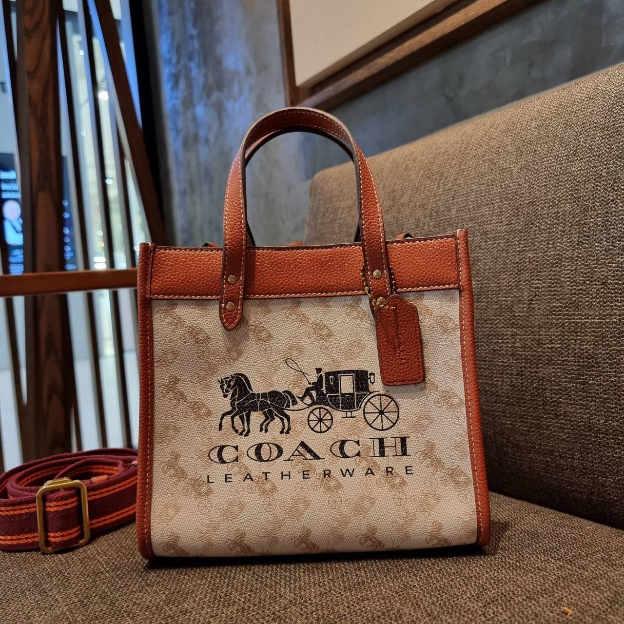 COACH C8456 FIELD TOTE 22 WITH HORSE AND CARRIAGE PRINT AND CARRIAGE BADGE คอลเลคชั่นสุดคลาสสิค ต้อนรับซัมเมอร์ ทั้งสดใสและร้อนแรง สวยหรูดูแพงในไอเท็มเดียว กระเป๋าทรงโท้ท ไซส์กำลังสวย น่ารักน่าใช้ ฟังก์ชั่นการใช้งานสะดวกที่สุด มีทั้งสายคล้องแขนในตัว และสา