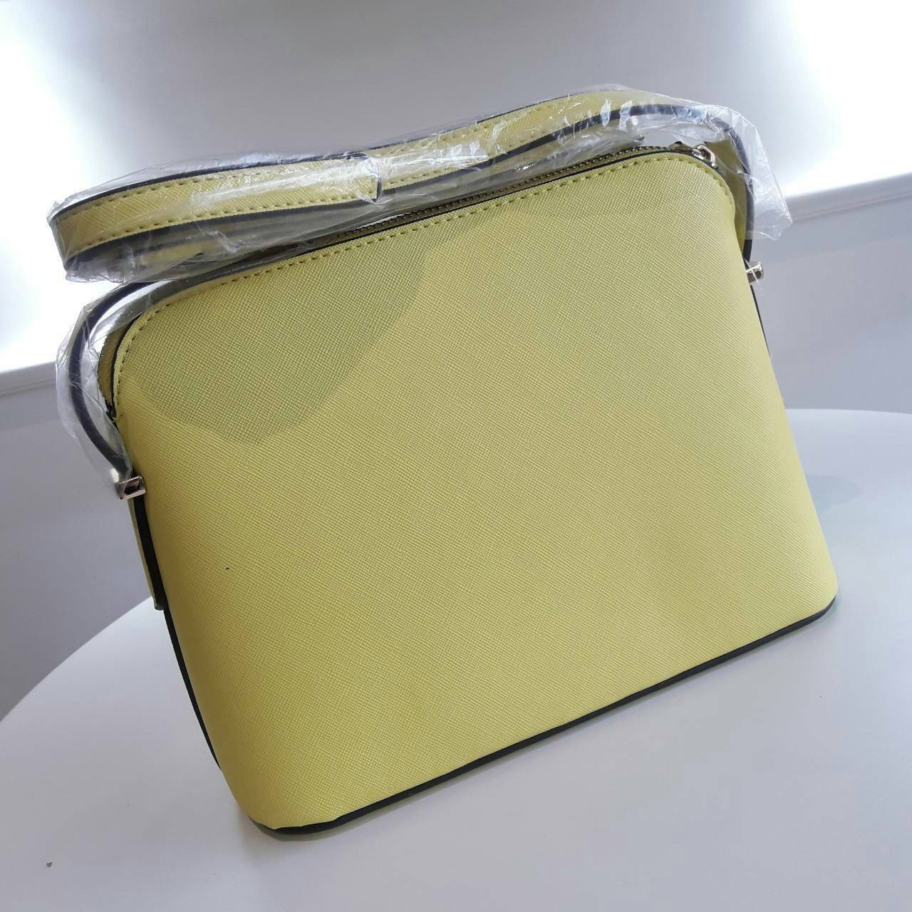 KATE SPADE CEDAR STREET MANDY กระเป๋าสะพาย แบรนด์ดังจากอเมริกา ขนาดกำลังน่ารัก วัสดุหนังลาย saffiano สวยอยู่ทรง ด้านหน้ามี logo brand สีทอง เปิดปิดด้วยซิปภายในโล่ง + ช่องเล็กใส่ของจุกจิก ใส่กระเป๋าสตางค์ใบยาวได้ ผ้าบุลายจุดสีทองดูหรูหรา ใบนี้ mix&match ได