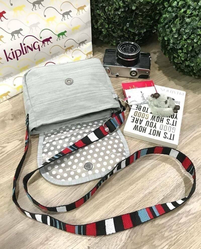 KIPLING SABIAN CROSSBODY BAG กระเป๋าสะพายรุ่นชนช็อปวัสดุ Nylon&Polyester 100% ขนาดกำลังน่ารัก เปิดปิดด้วยฝาปิดกระดุมแม่เหล็กและซิปแบรนด์ ด้านหน้ามี1ช่องซิป พร้อมพวงกุญเเจลิงน้อย ภายในมีโลโก้ ช่องซิปและสายคล้องพวงกุญแจ มีสายสะพายยาวหลากสีเลื่อนปรับระดับได้