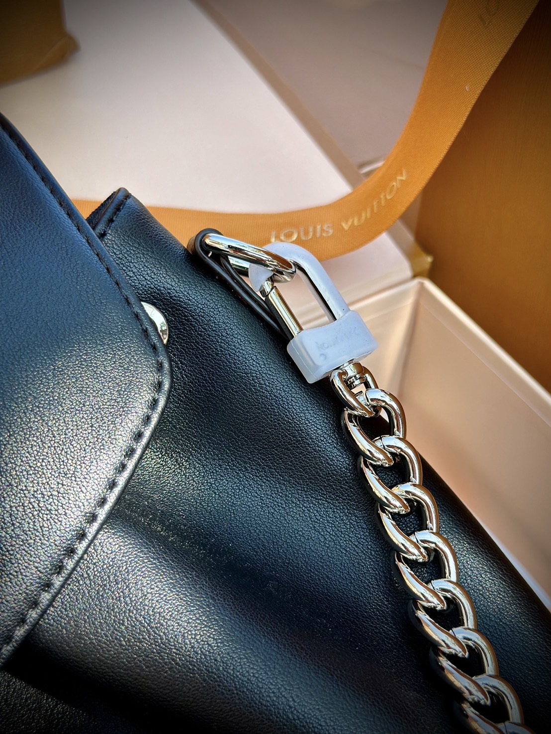 LV Montsouris Vibe PM Backpack bag กระเป๋าเป้รุ่นใหม่สุดหรู หนังแท้สวยเงางามเป็นเอกลักษณ์ 🤍 สินค้าเกรดออริจินอล ภาพถ่ายจากงานขายจริง ใช้งานต่างประเทศได้