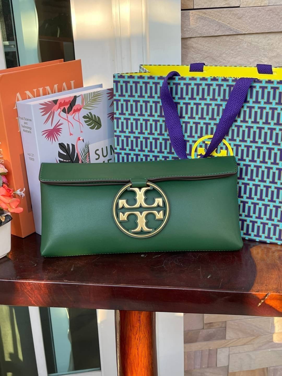 Tory burch Miller Metal clutch กระเป๋าคลัทช์ดีไซน์เรียบหรูออกแบบมาได้อย่างลงตัว ด้วยรูปทรงที่สวยงามและทันสมัย จากแบรนด์ Tory Burch ขนาดกำลังดี สามารถใส่กระเป๋าสตางค์หรือเครื่องสำอางค์ได้ตามขนาดกระเป๋า ในเรื่องของดีไซน์และอะไหล่สีทองดูแมทช์กันดีกับกระเป๋า 
