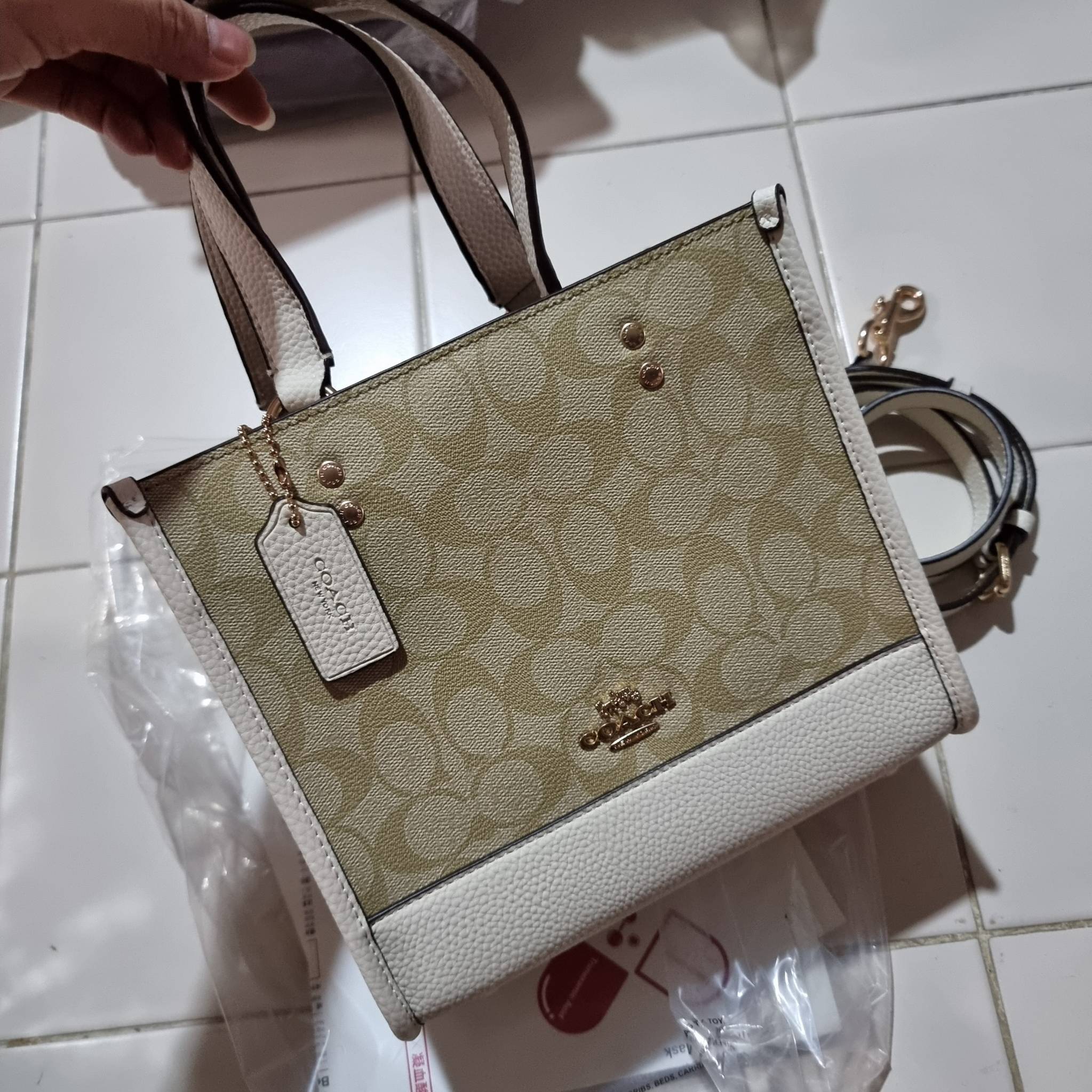 OUTLET 】COACH C5122 DEMPSEY TOTE 22 IN SIGNATURE CANVAS แรงดี กระหน่ำยอดสั่งซื้อมากจ้าแม่!! กระเป๋าทรงโท้ท 22 ที่ขนาดน่ารักน่าใช้มากๆ สาวๆถูกอกถูกใจกันนับไม่ถ้วน!! ฟังก์ชั่นการใช้งานสะดวกที่สุด มีทั้งสายคล้องในตัว และสายครอสบอดี้ ดีไซน์คลาสสิคเรียบหรู วัส