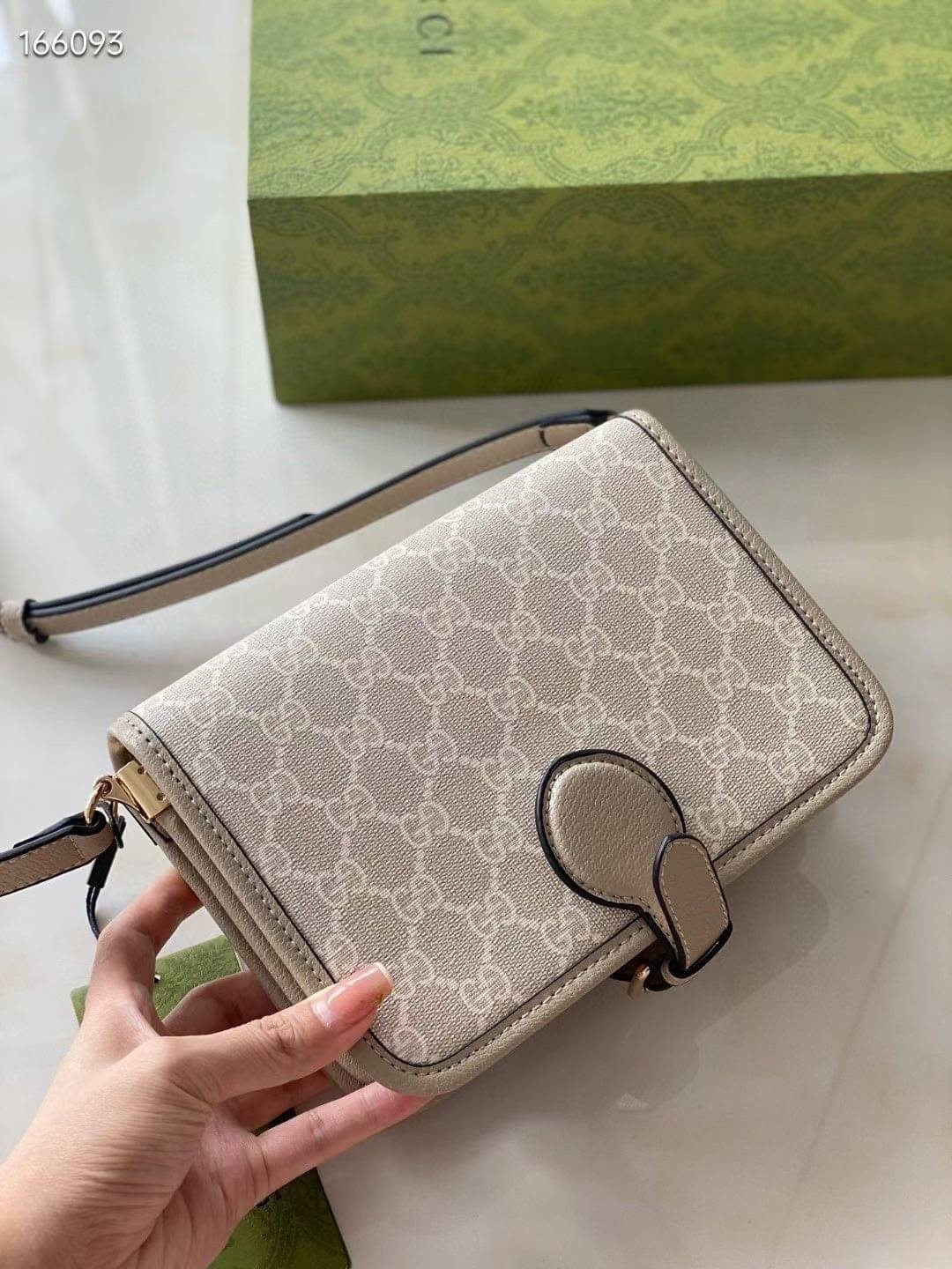 ออริจินอล Gucci Mini shoulder bag with Interlocking G กระเป๋าสะพาย อีกหนึ่งในสัญลักษณ์ที่สำคัญของแบรนด์ Interlocking G แคนวาสโมโนแกรมสวยงาม