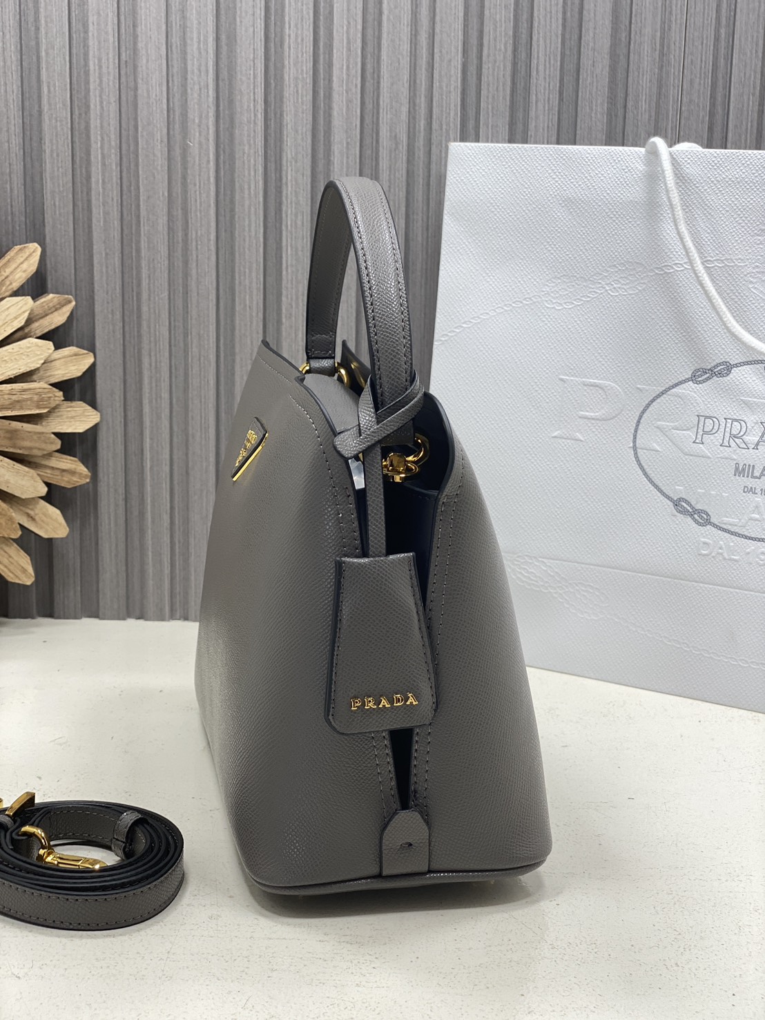 ORI หนังแท้ | Prada Matinee Medium Saffiano Leather Bag 28cm กระเป๋าสะพายทรงโฮโบสวยหรู ดีไซน์เรียบหรูตามแบบฉบับแบรนด์ ยังคงความเรียบแต่มากไว้อย่างหรูหราลงตัว ใช้งานได้หลากหลายโอกาส