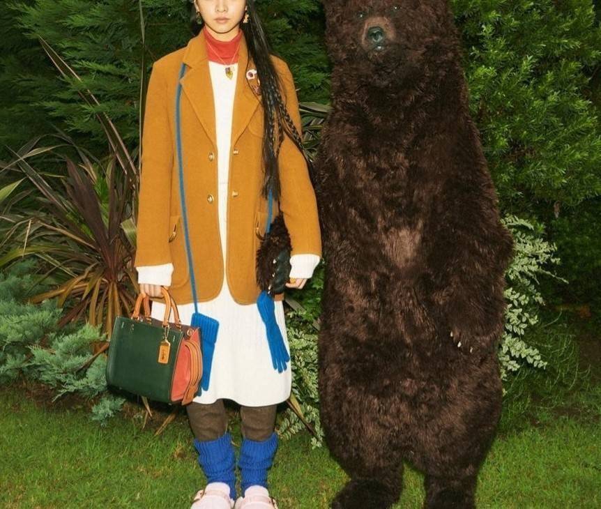 OUTLET 】COACH ROGUE 25 IN COLORBLOCK (C5575) ที่สุดแห่งความหรูหรา สุดคลาสสิค 🌺กระเป๋าหนังแท้คุณภาพเยี่ยม สัมผัสนิ่มละมุนจนต้องหลงรัก ด้านข้างเพิ่มความสวยเก๋ด้วยหนังกลับ อยู่ทรงสุดสวย น่าใช้ น่ามอง จนใครๆต้องเหลียวหลังตาม//ด้านในมี 2 ช่องกว้าง กับอ