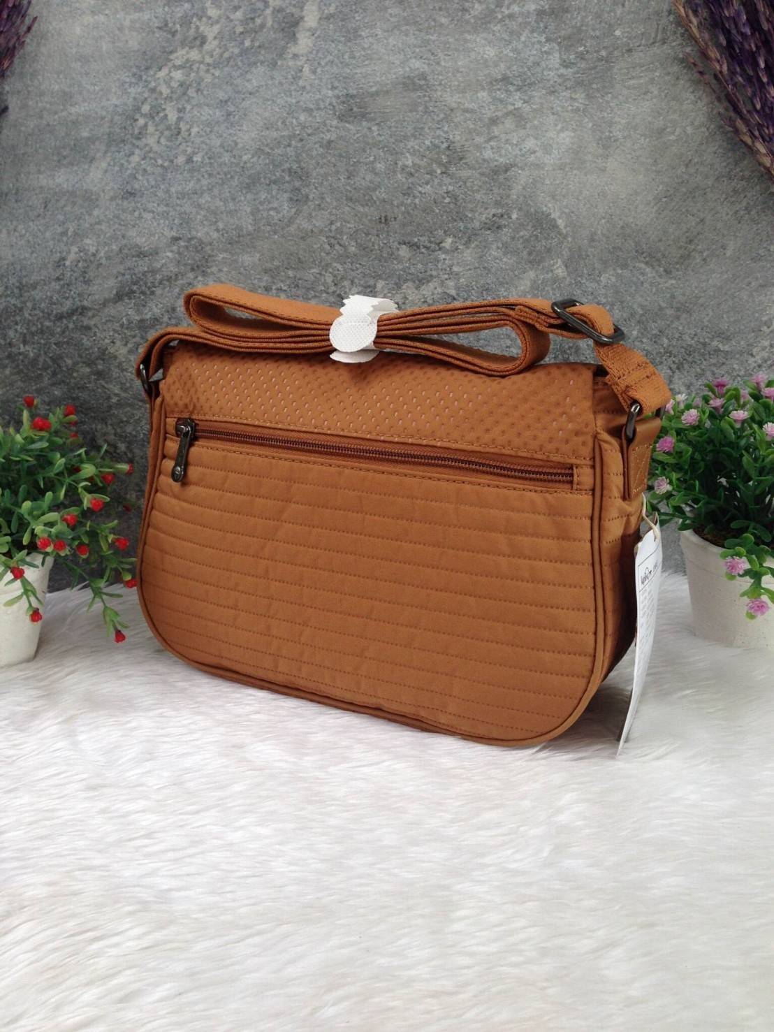 🎄KIPLING กระเป๋าสะพาย รุ่น Earthbeat S กระเป๋าสะพาย Earthbeat มีพร้อมส่งให้เลือกช้อปหลากหลายสีเลยค่ะ เพิ่มลายเก๋ๆให้ดูไม่น่าเบื่อ สามารถสะพายได้ 2 แบบ สะพายด้านข้างหรือเป็น shoulder ได้ ออกแบบขนาดกำลังดี ช่วยให้คุณจัดระเบียบสิ่งของได้อย่างลงตัว สา