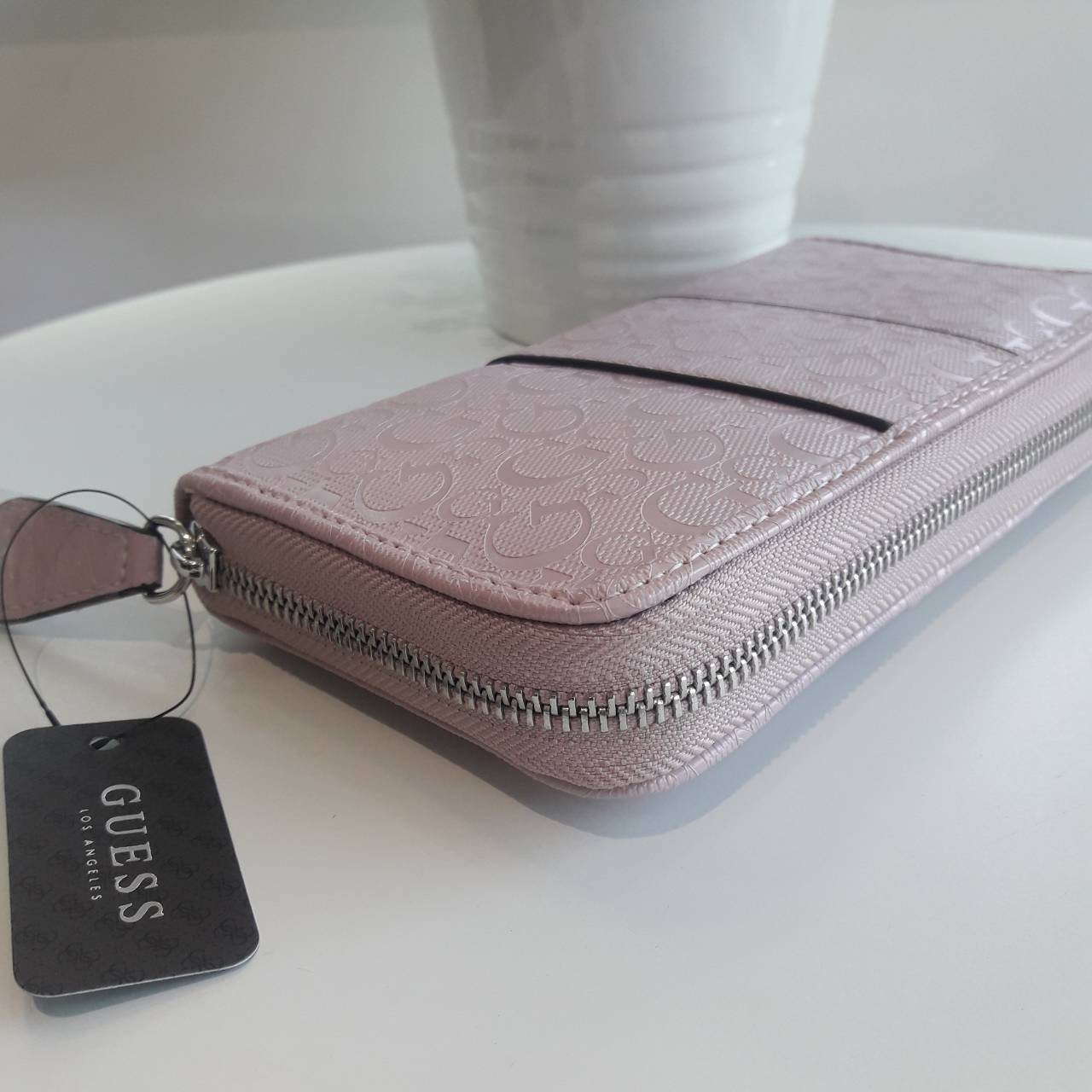 New Arrival!! ~~ Guess wallet กระเป๋าสตางค์หนังใบยาว ซิปรอบ พิมพ์ลายโลโก้ ด้านหน้าประดับด้วยโลโก้แบรนด์โลหะ เปิด-ปิดด้วยซิป แบ่งออกเป็น 2 ช่องใหญ่ สามารถใส่บัตรได้มากกว่า 6 ใบ ใส่ธนบัตรได้มากกว่า 2 ช่อง มีช่องใส่เหรียญและใส่มือถือได้ สวยหรู ต้องมีครอบครอง