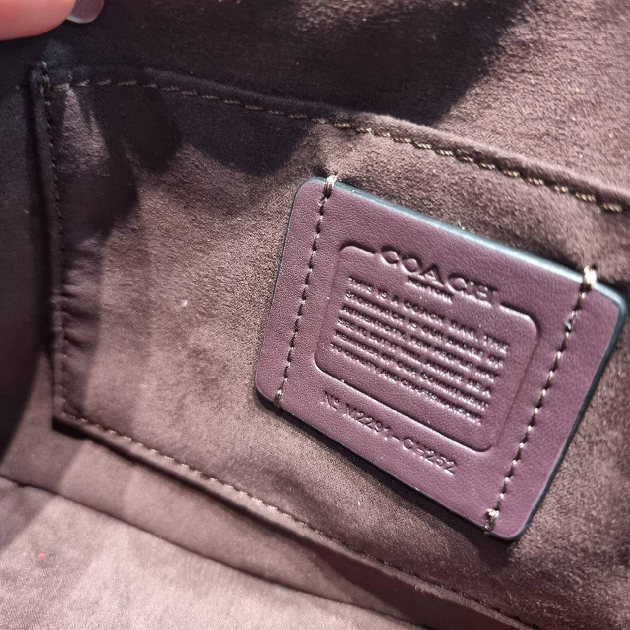 OACH LOGAN MESSENGER IN SIGNATURE CH483 CH252 กระเป๋าสะพาย รุ่นใหม่ สไตล์สปอร์ต ดีไซน์สวย ขนาดกำลังดีคล่องตัว สายสะพายเส้นใหญ่ทนทาน