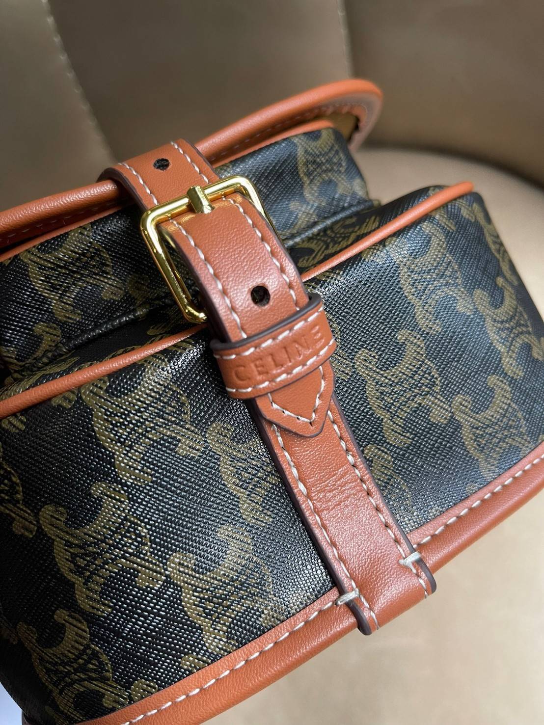 CELINE MEDIUM FOLCO BAG IN TRIOMPHE CANVAS หากใครที่กำลังมองหากระเป๋าสะพายข้าง ขนาดกะทัดรัด และเรียบหรู ต้องใบนี้เลยค่ะ เป็นกระเป๋าเปิดปิดแบบแบบฝาผับที่มีรูปทรงโค้งและที่ล็อกรูปทรงคล้ายเข็มขัด อีกทั้งยังสะท้อนความสวยสไตล์สาวปารีสได้อีกด้วย ด้านในของรุ่นนี