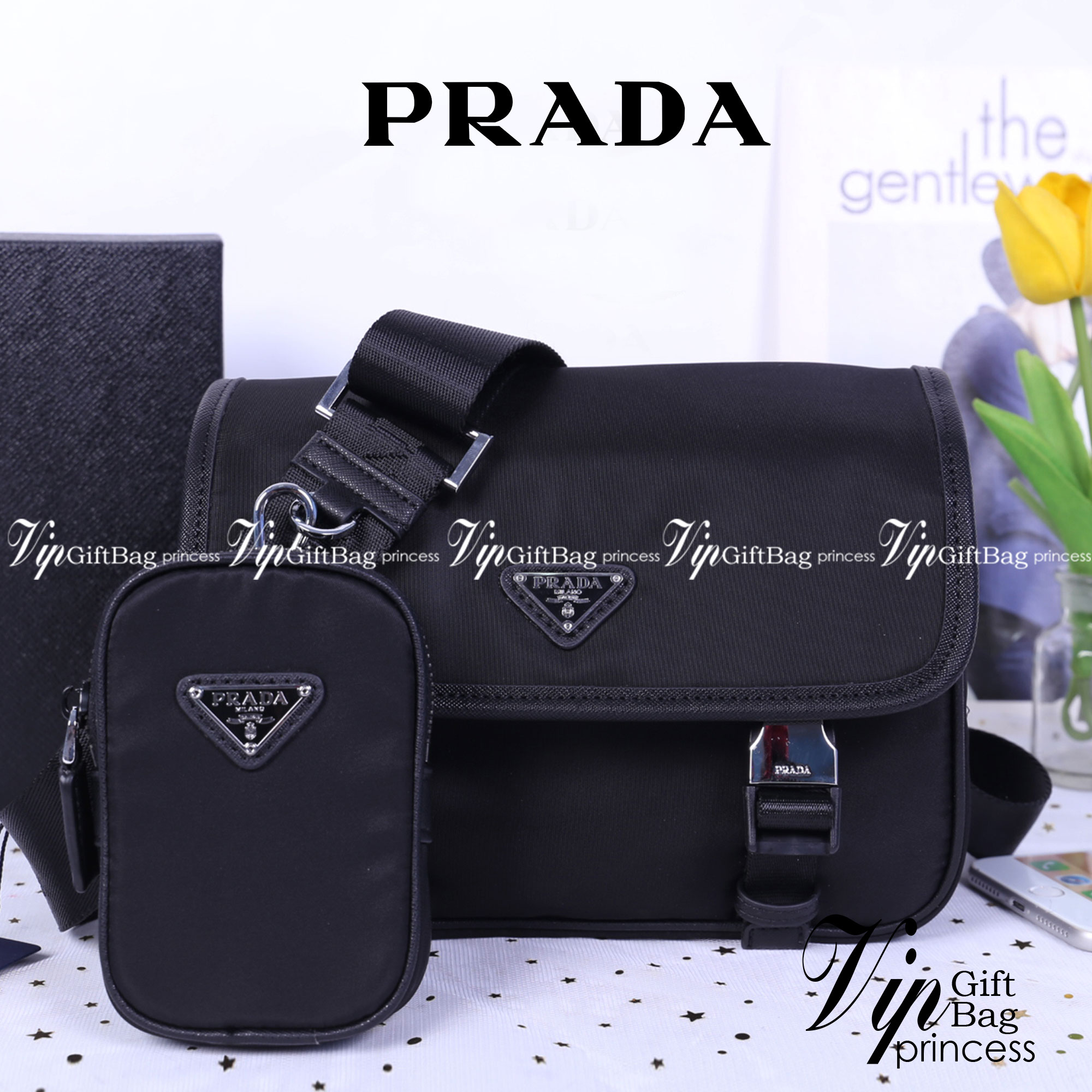 Prada Nylon and Saffiano Leather Bag with Strap กระเป๋าสะพายแบบ Crossbody ใช้ได้ทั้งหญิงชาย มาพร้อมกระเป๋าใส่เหรียญใบเล็กน่ารัก เปิด-ปิดด้วยตัวล็อค ด้านในยังแบ่งช่องเป็นสัดส่วน จุของได้เยอะ ซับในด้วยผ้าพิมพ์ลายแบรนด์อย่างดี และยังมี 1 ช่องซิปด้านหลัง สายส