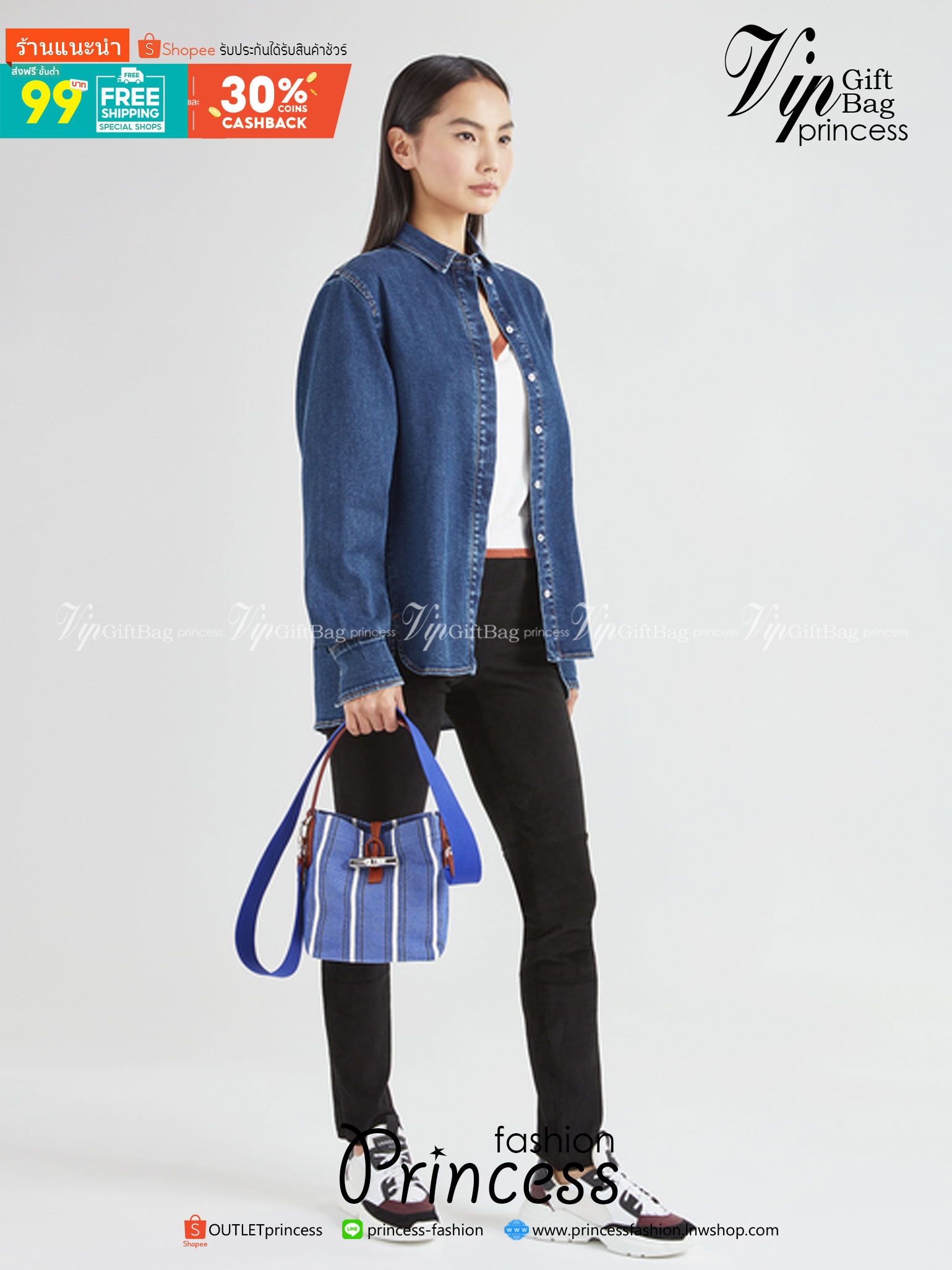 LONGCHAMP ROSEAU ESSENTIAL RAYÉ Bucket bag S - Blue สำหรับใครที่ต้องการกระเป๋าแบบใช้งานได้ในหลาย ๆ โอกาส สีสันกระเป๋าสามารถแมทช์ได้ง่ายกับเสื้อผ้า Longchamp รุ่นนี้สามารถตอบโจทย์ เป็นกระเป๋าที่ขนาดกำลังพอดี